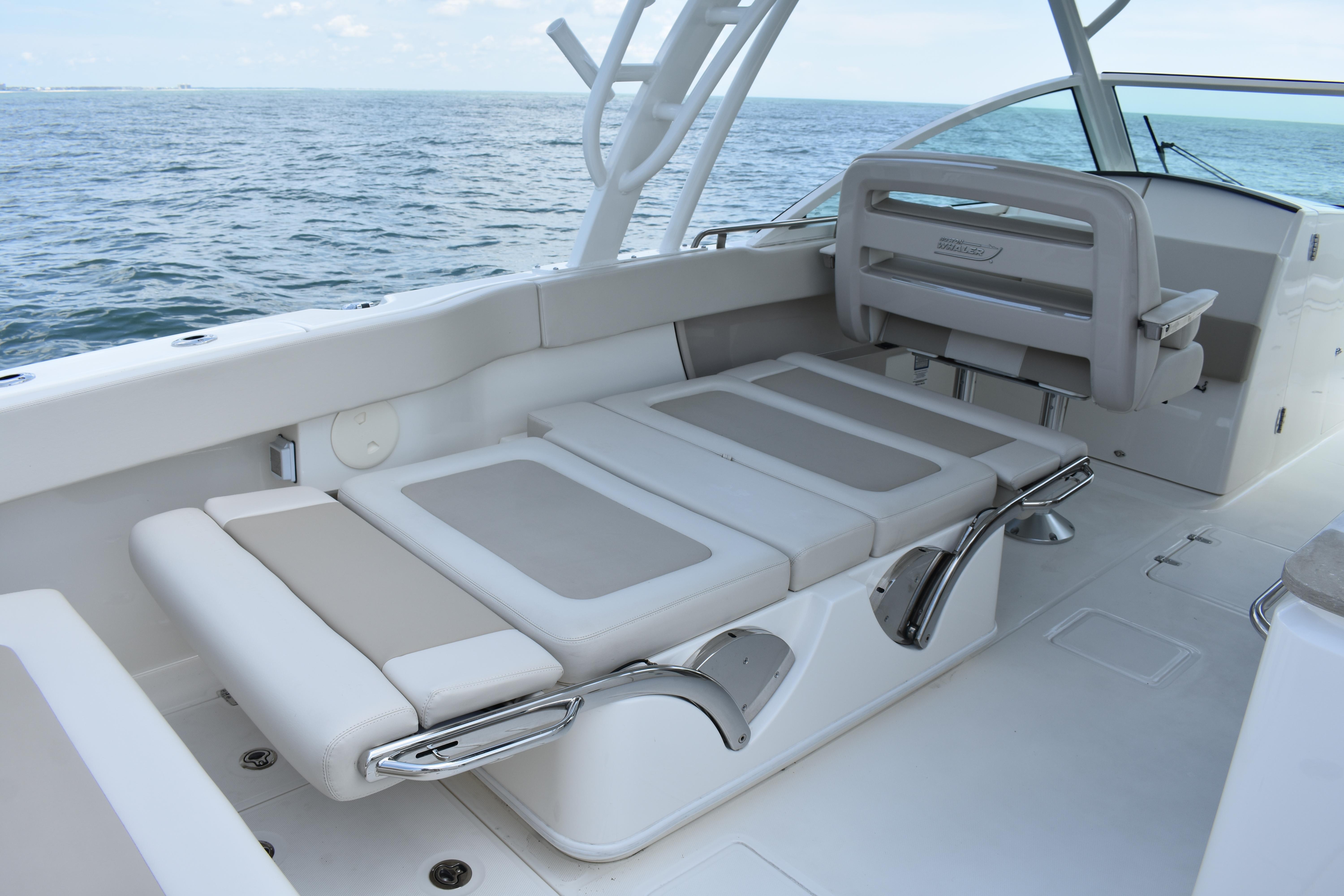 2023-boston-whaler-320-vantage-power-9856995-20250707123148064-1