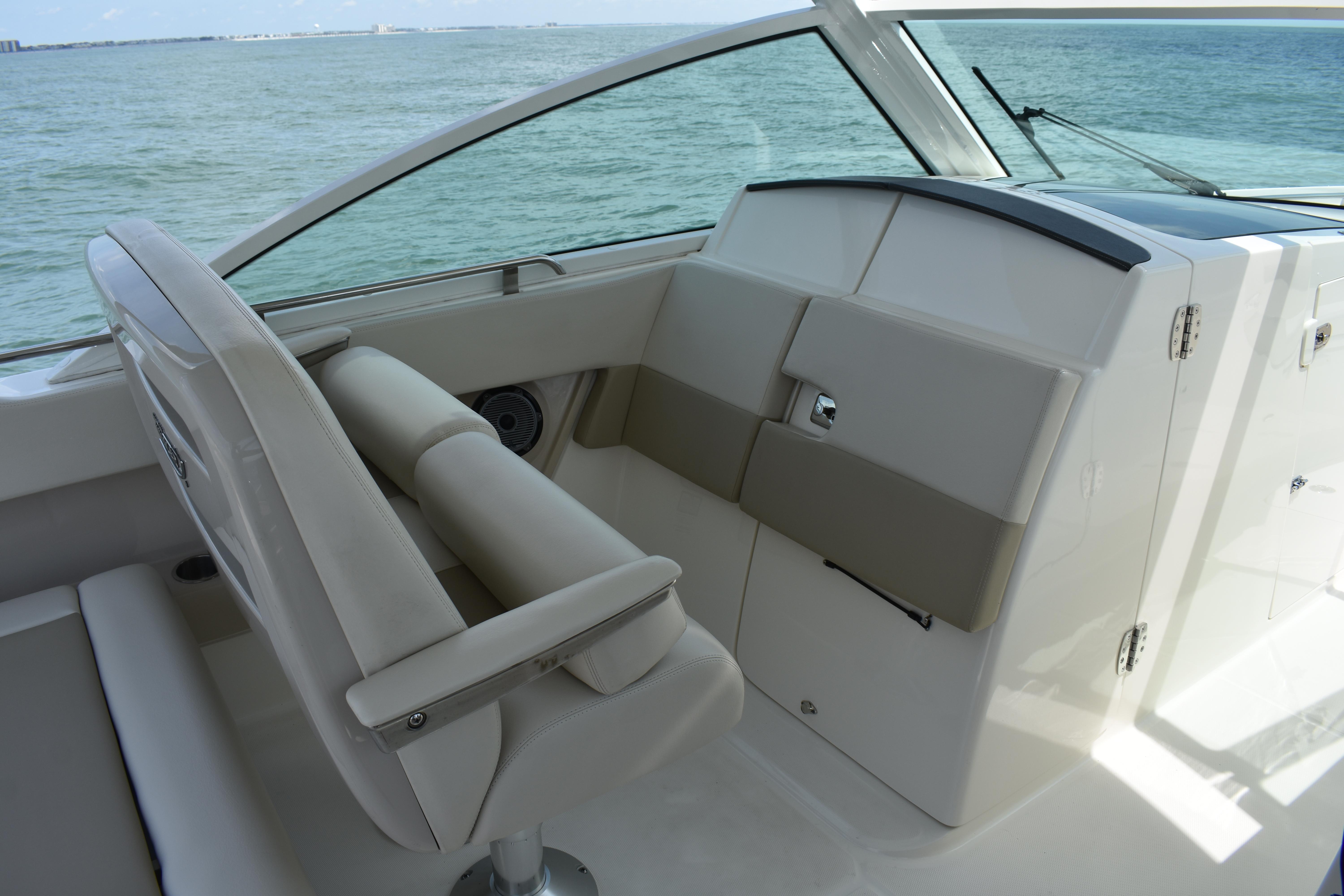 2023-boston-whaler-320-vantage-power-9856995-20250707123155791-1