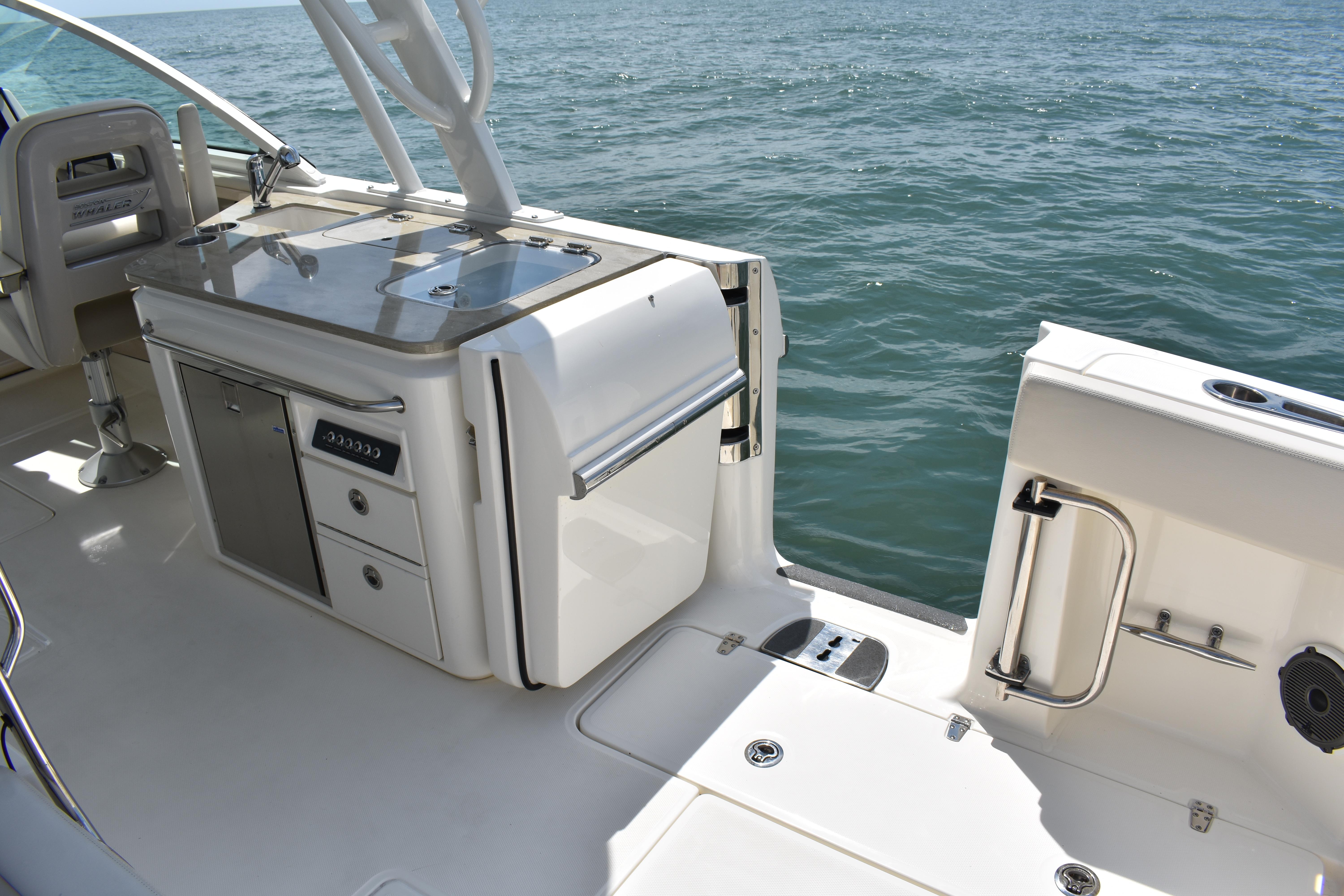 2023-boston-whaler-320-vantage-power-9856995-20250707123234558-1