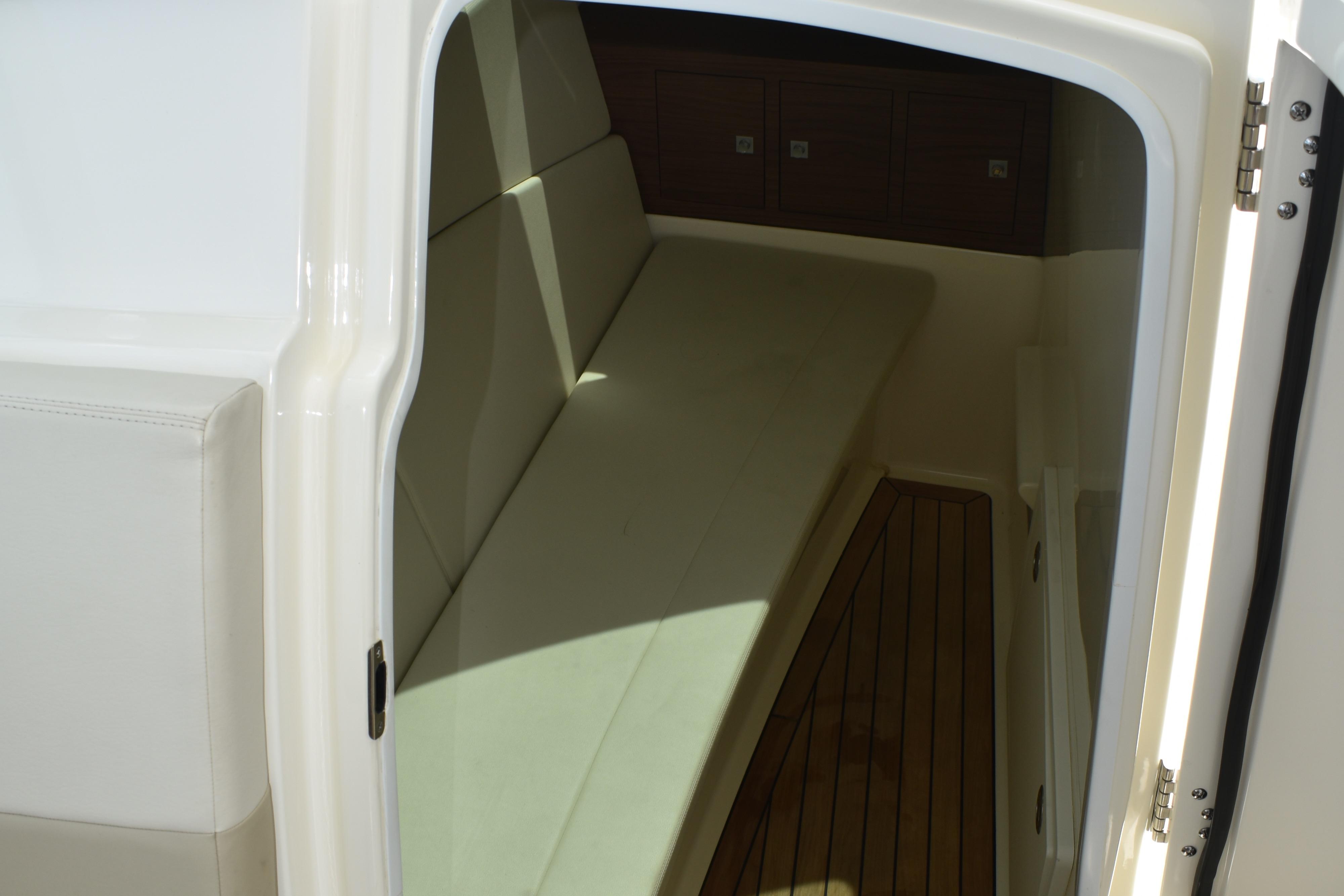 2023-boston-whaler-320-vantage-power-9856995-20250707123416875-1