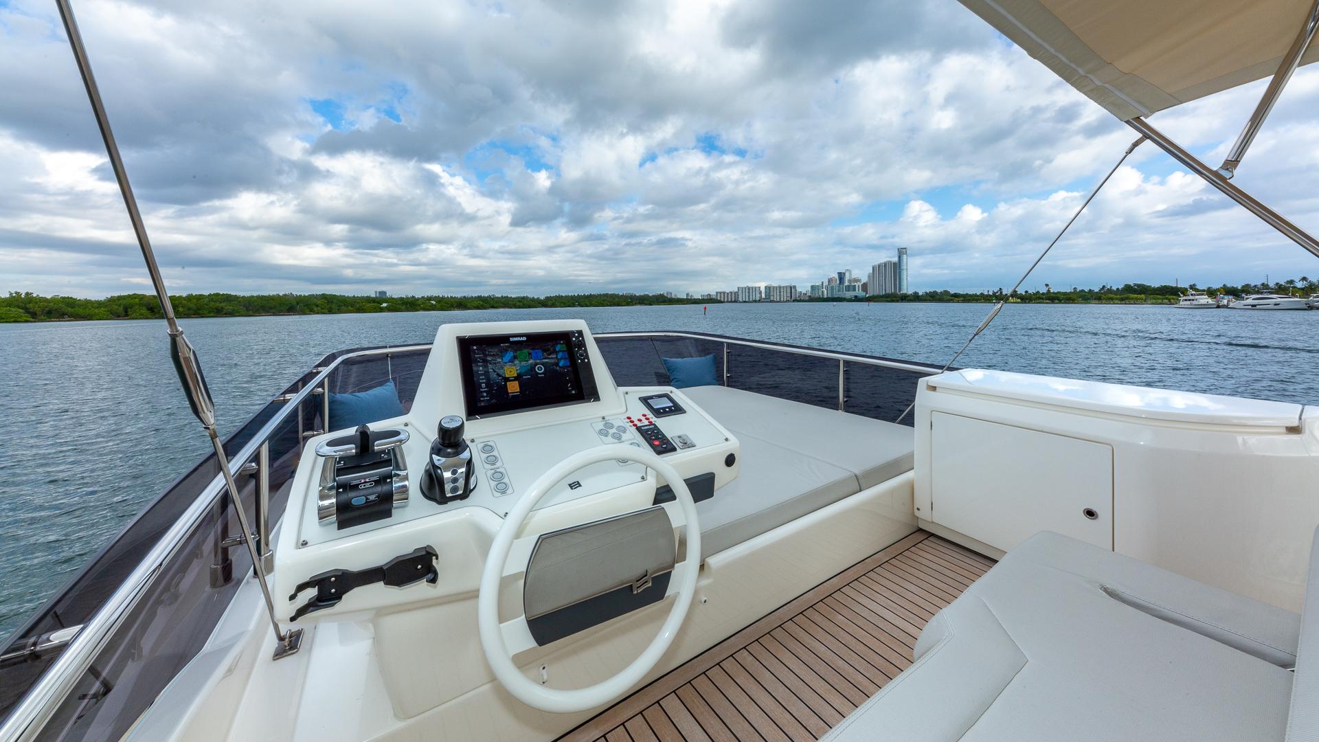 Ferretti 55 HAVEN - Flybridge Helm