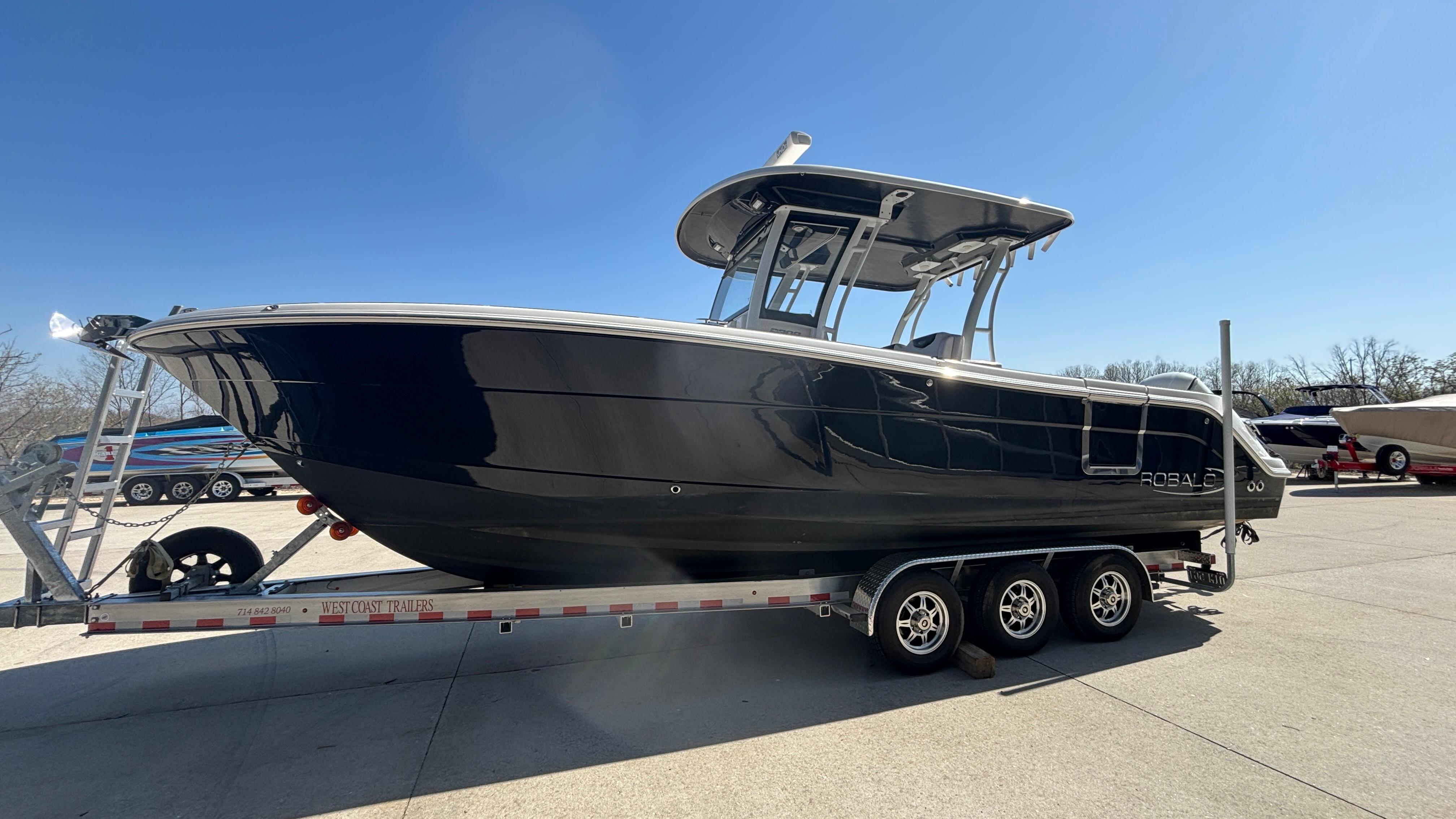 2021-robalo-r302-center-console-power-9750710-20250408071020477-1_XLARGE