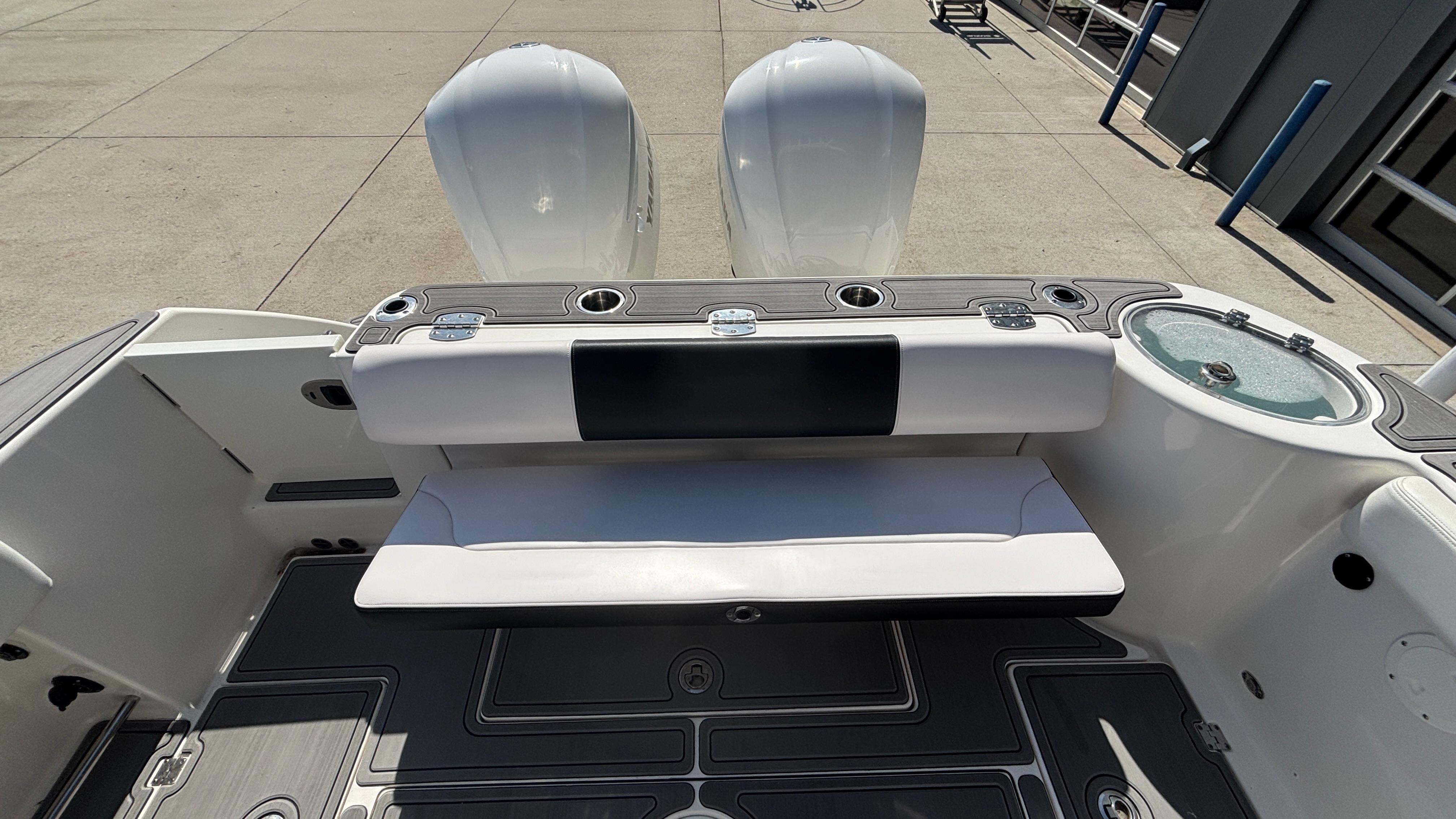 2021-robalo-r302-center-console-power-9750710-20250408071026641-1_XLARGE