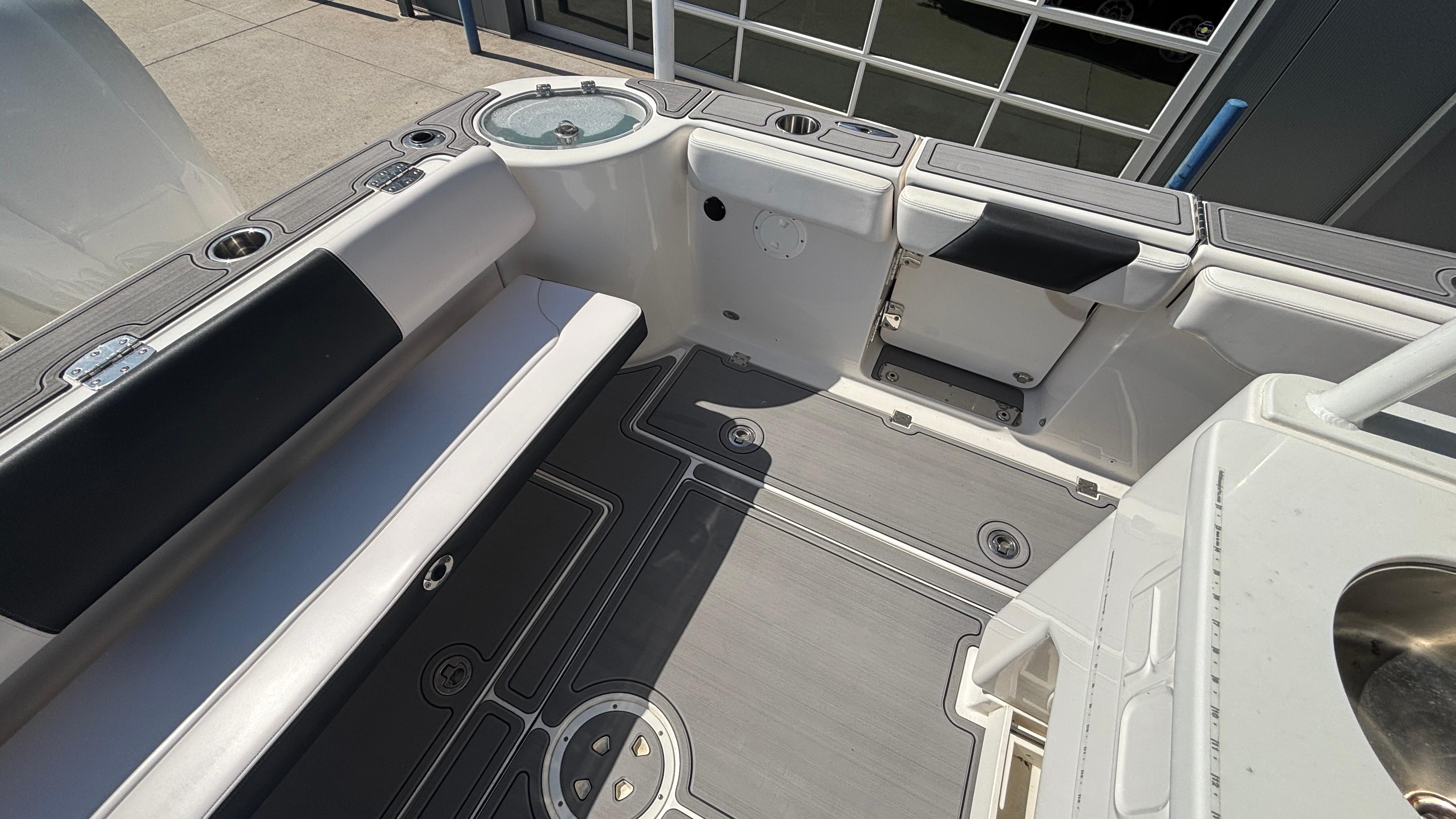 2021-robalo-r302-center-console-power-9750710-20250408071029595-1_XLARGE