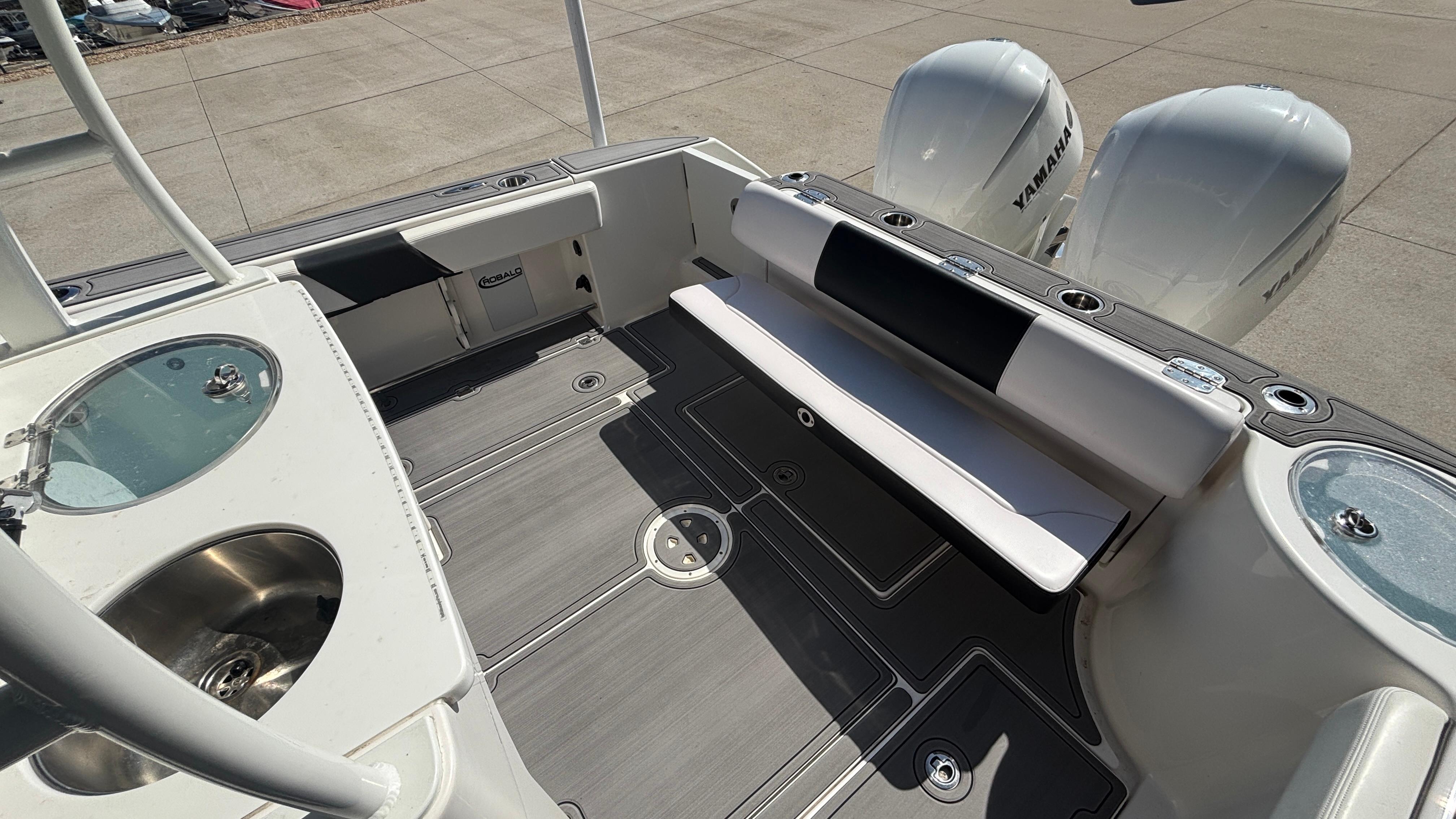 2021-robalo-r302-center-console-power-9750710-20250408071032717-1_XLARGE