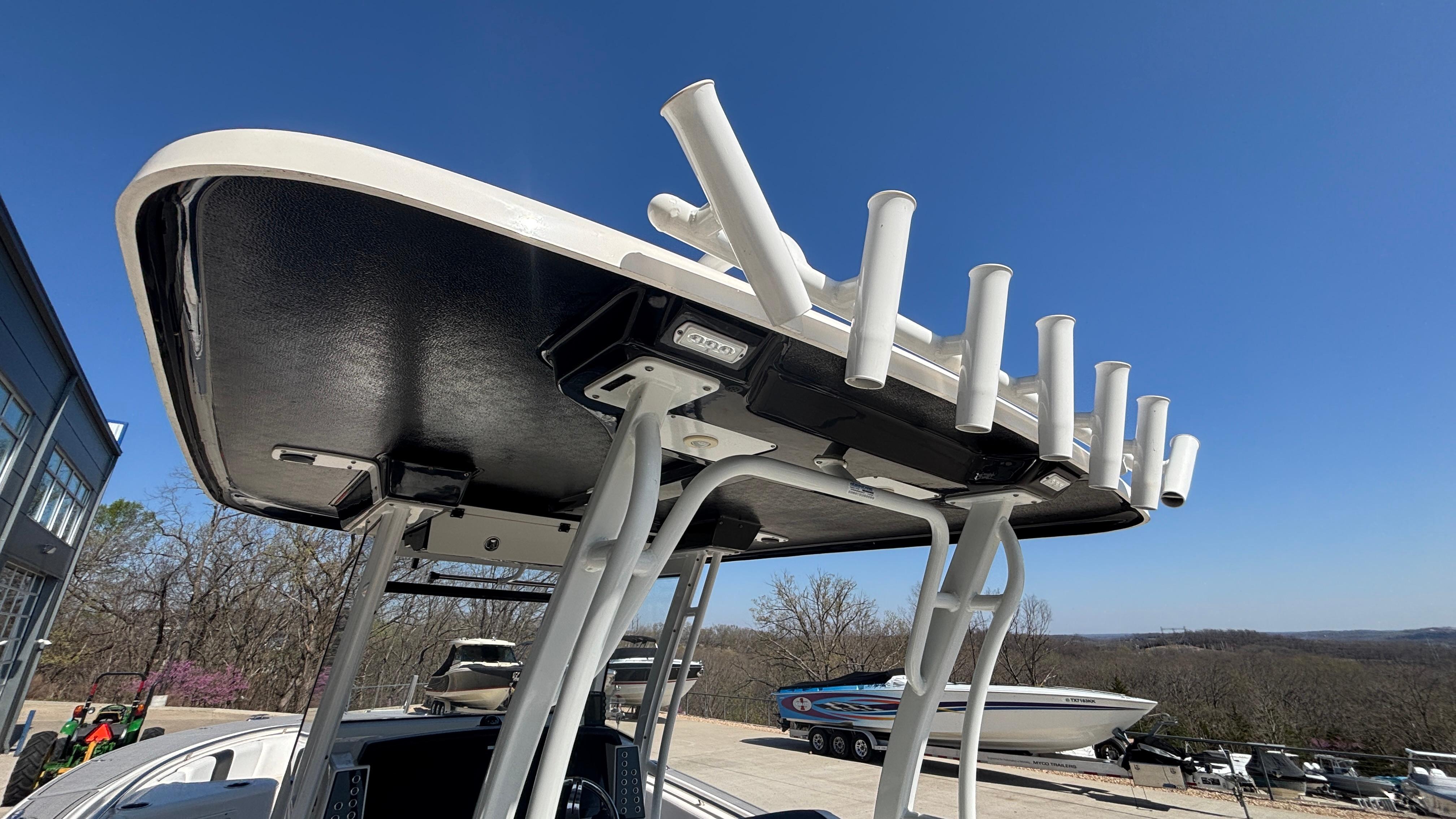 2021-robalo-r302-center-console-power-9750710-20250408071035976-1_XLARGE