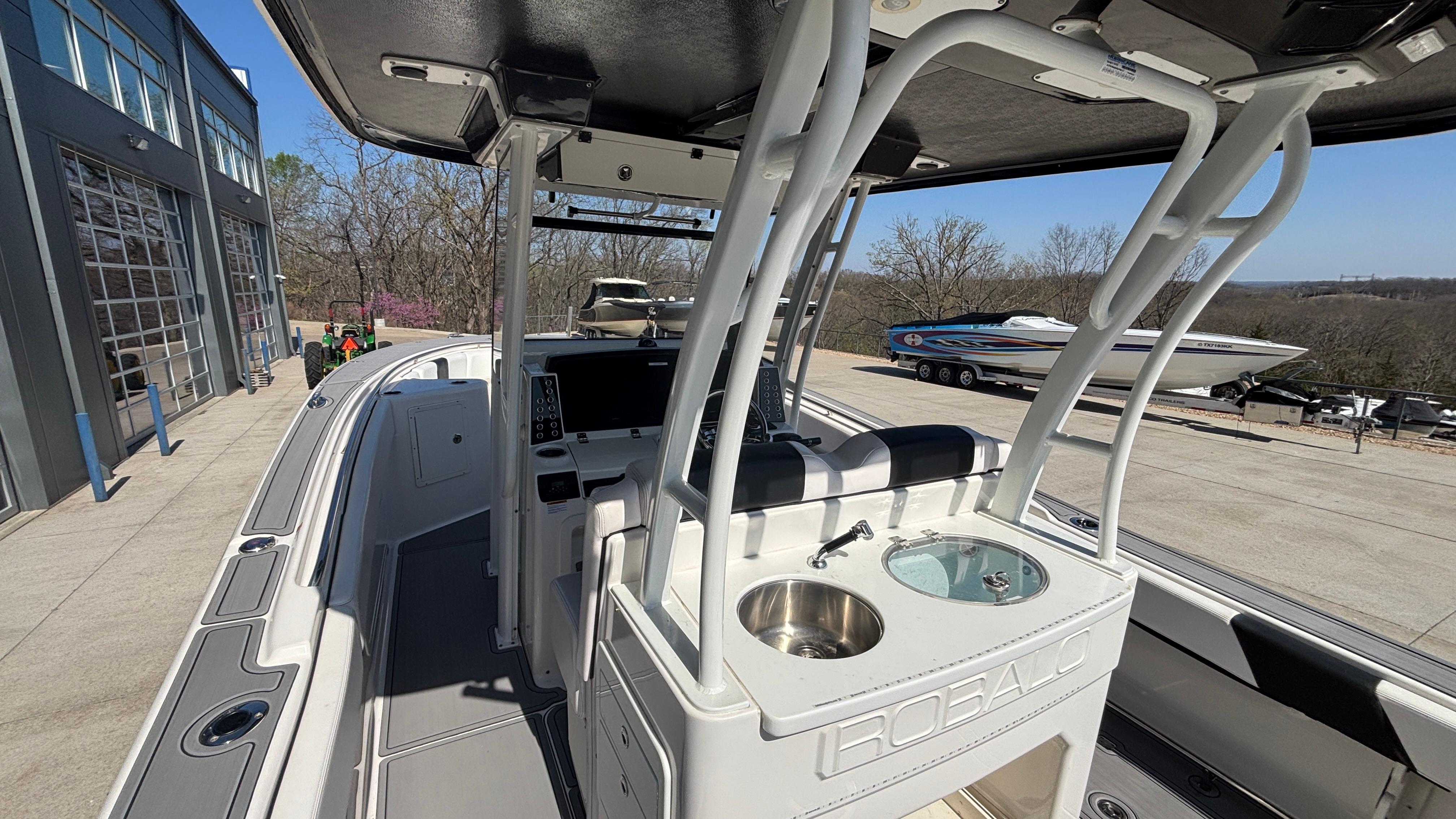 2021-robalo-r302-center-console-power-9750710-20250408071039444-1_XLARGE