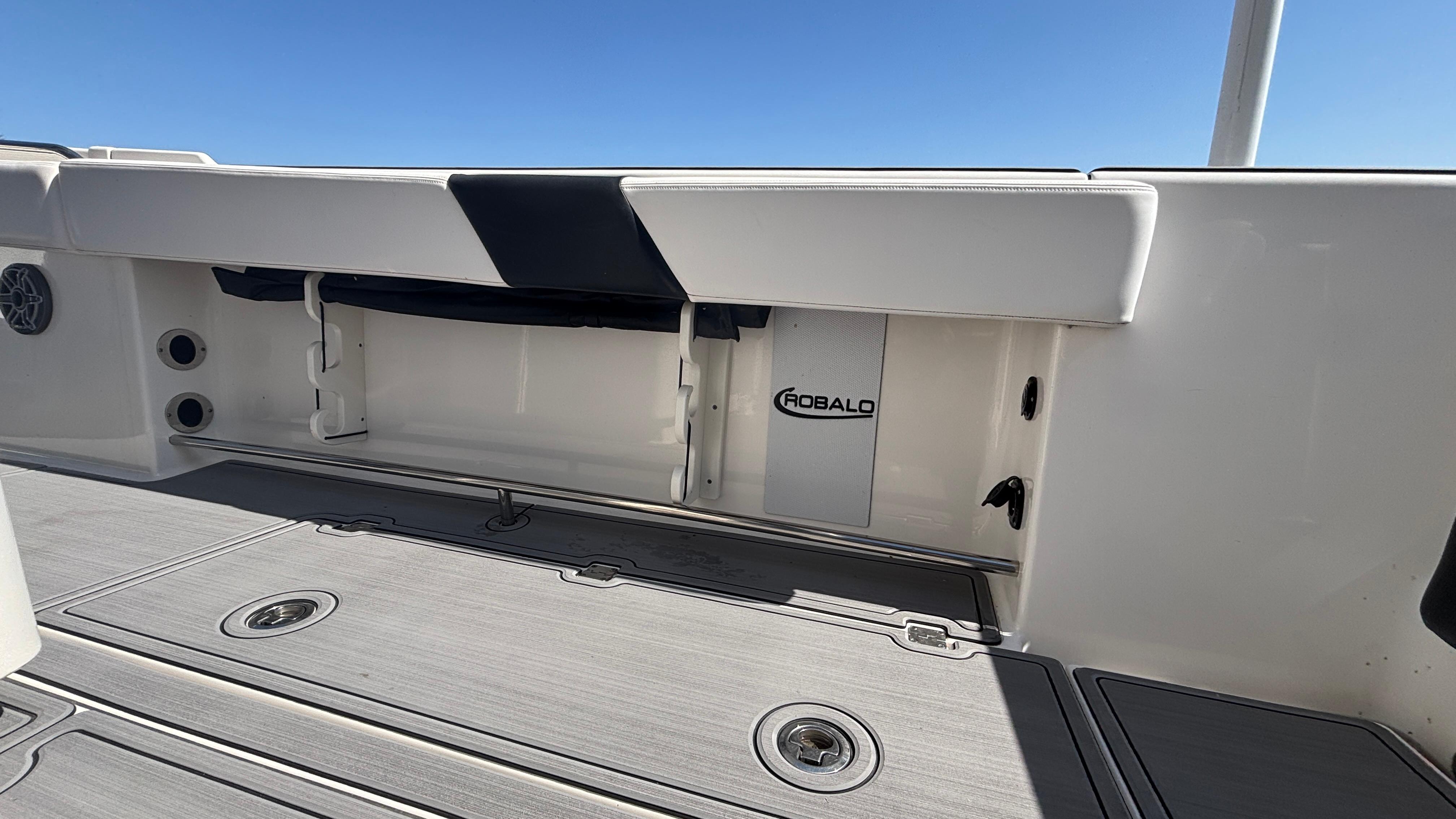 2021-robalo-r302-center-console-power-9750710-20250408071042531-1_XLARGE