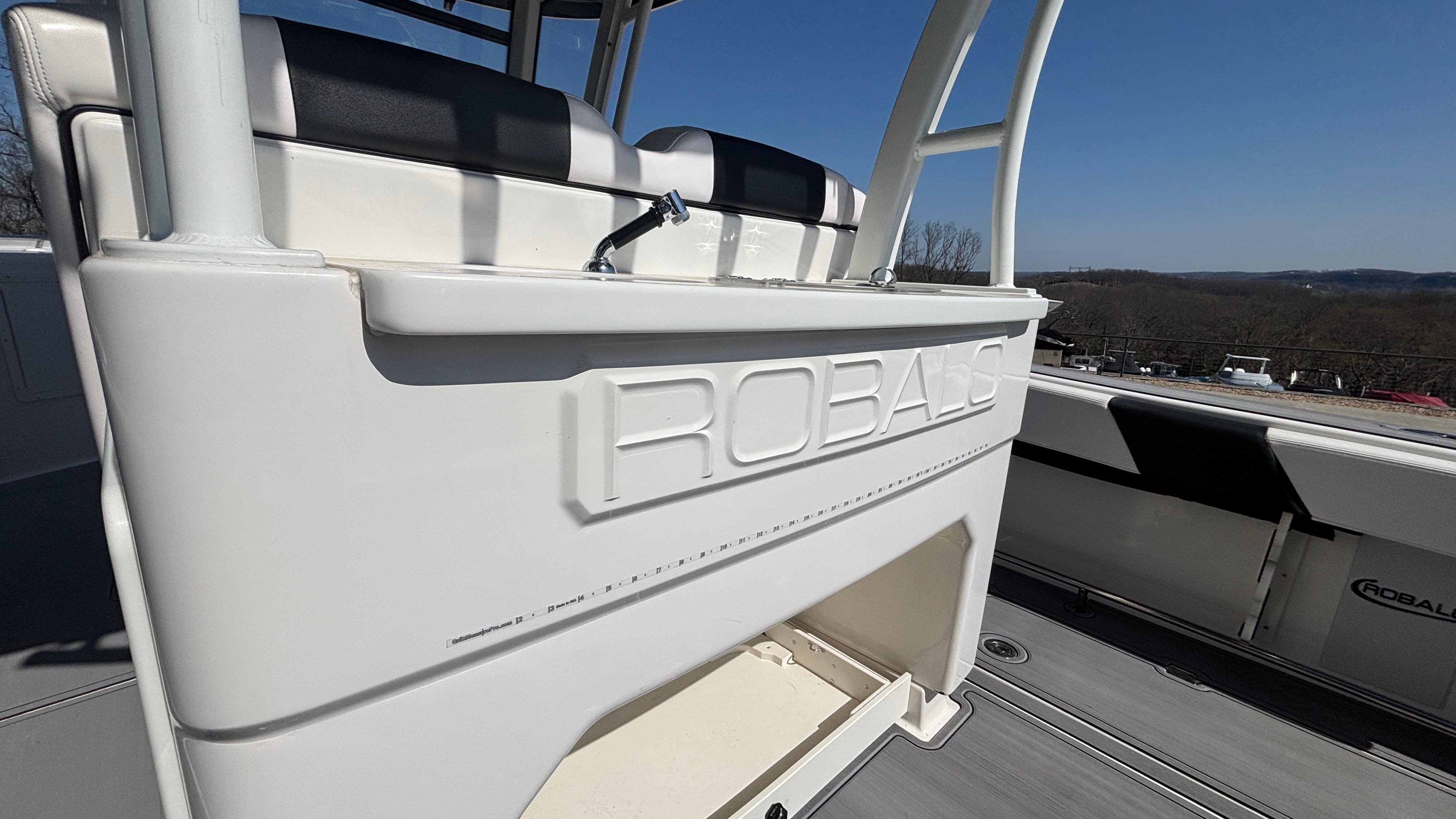 2021-robalo-r302-center-console-power-9750710-20250408071044549-1_XLARGE