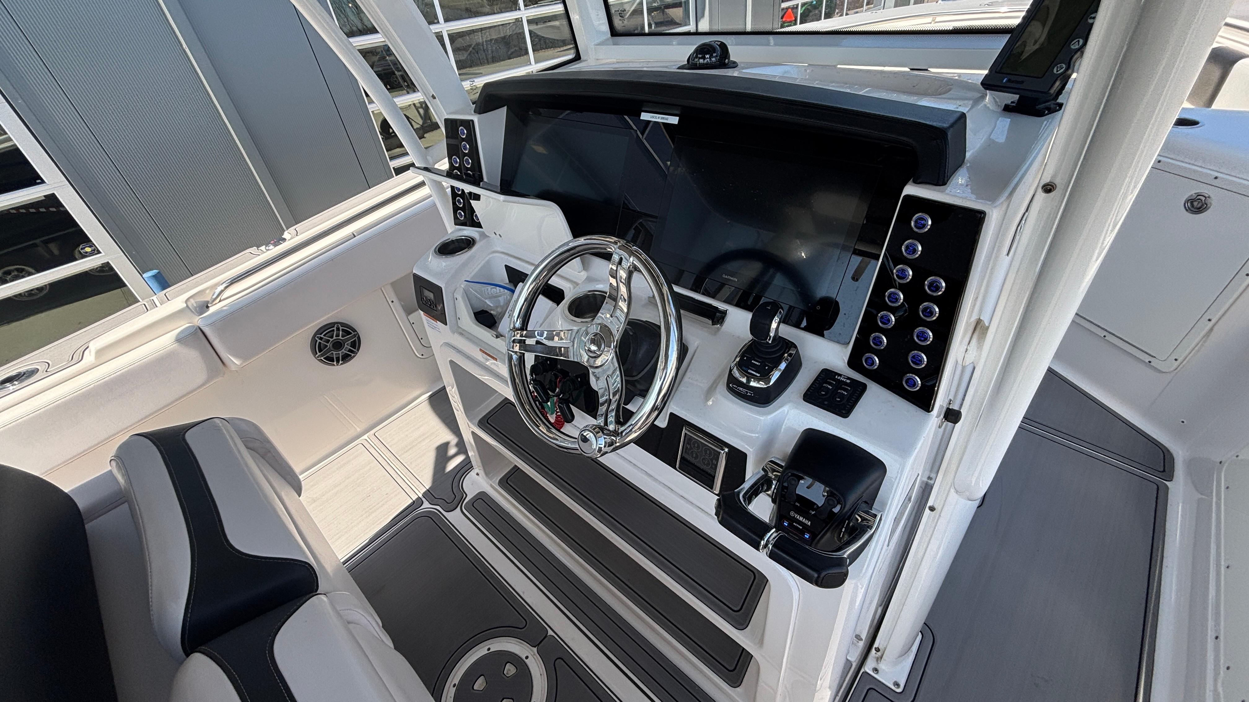 2021-robalo-r302-center-console-power-9750710-20250408071046826-1_XLARGE
