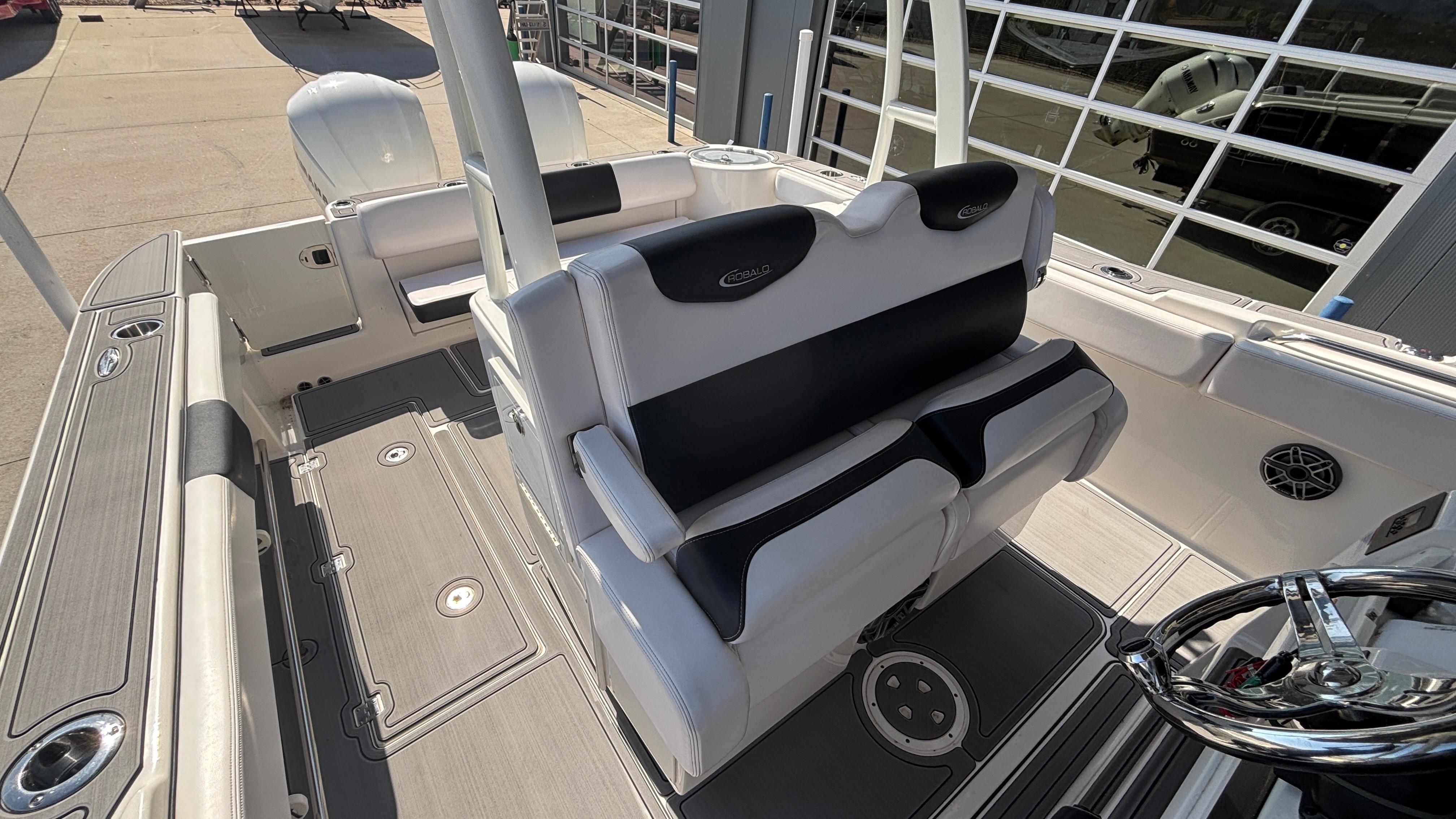 2021-robalo-r302-center-console-power-9750710-20250408071049785-1_XLARGE