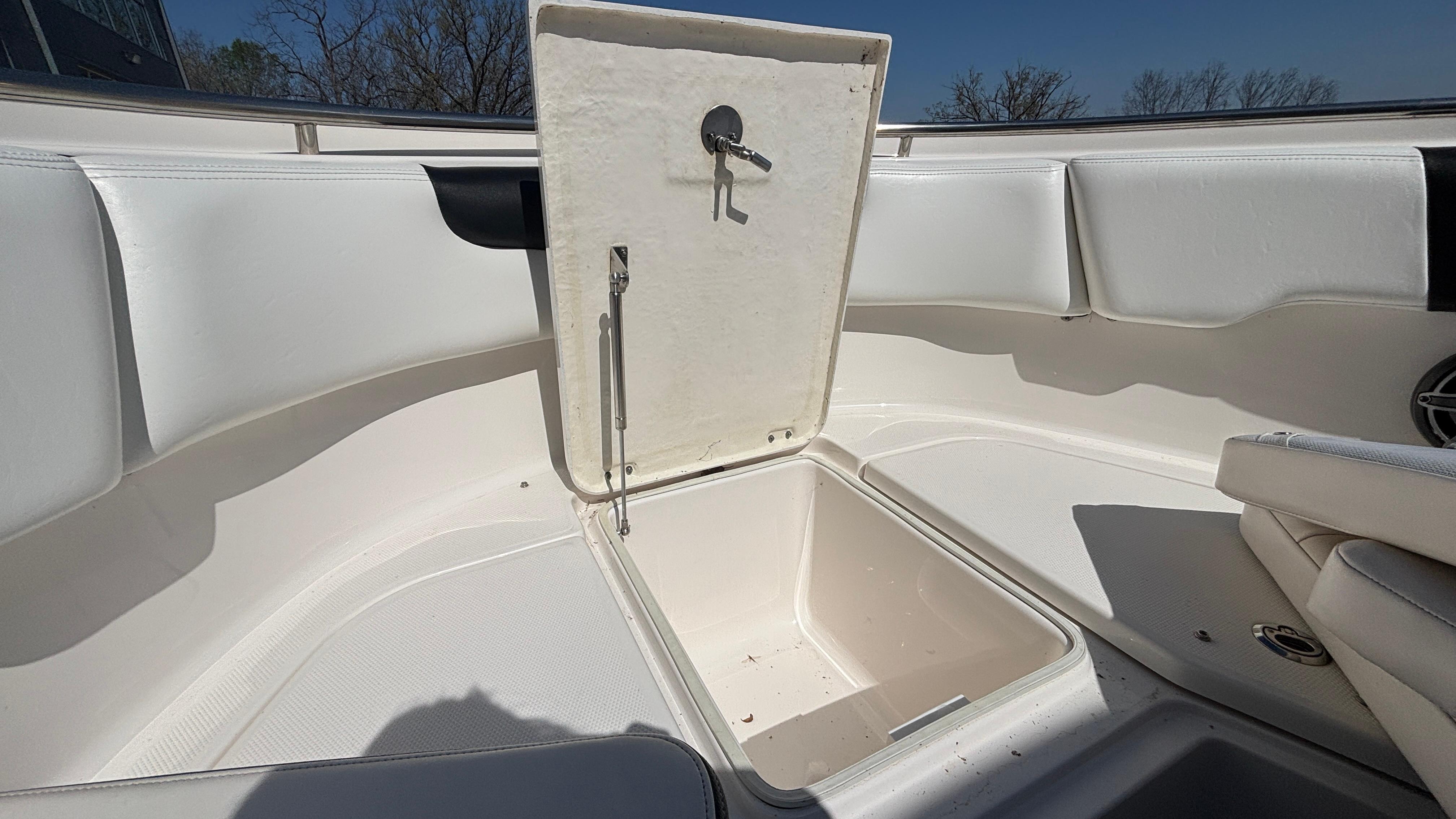 2021-robalo-r302-center-console-power-9750710-20250408071052714-1_XLARGE