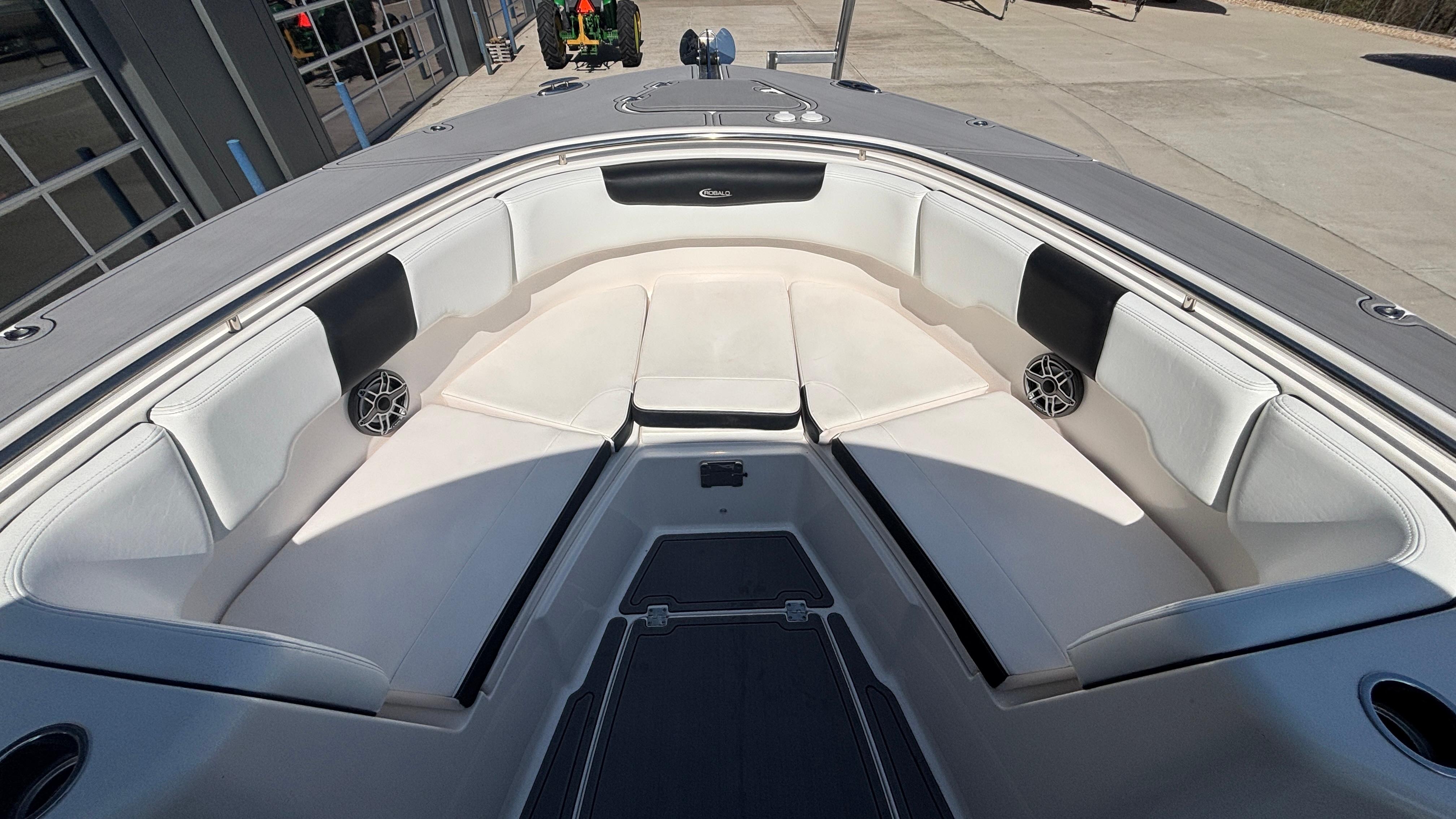 2021-robalo-r302-center-console-power-9750710-20250408071055770-1_XLARGE