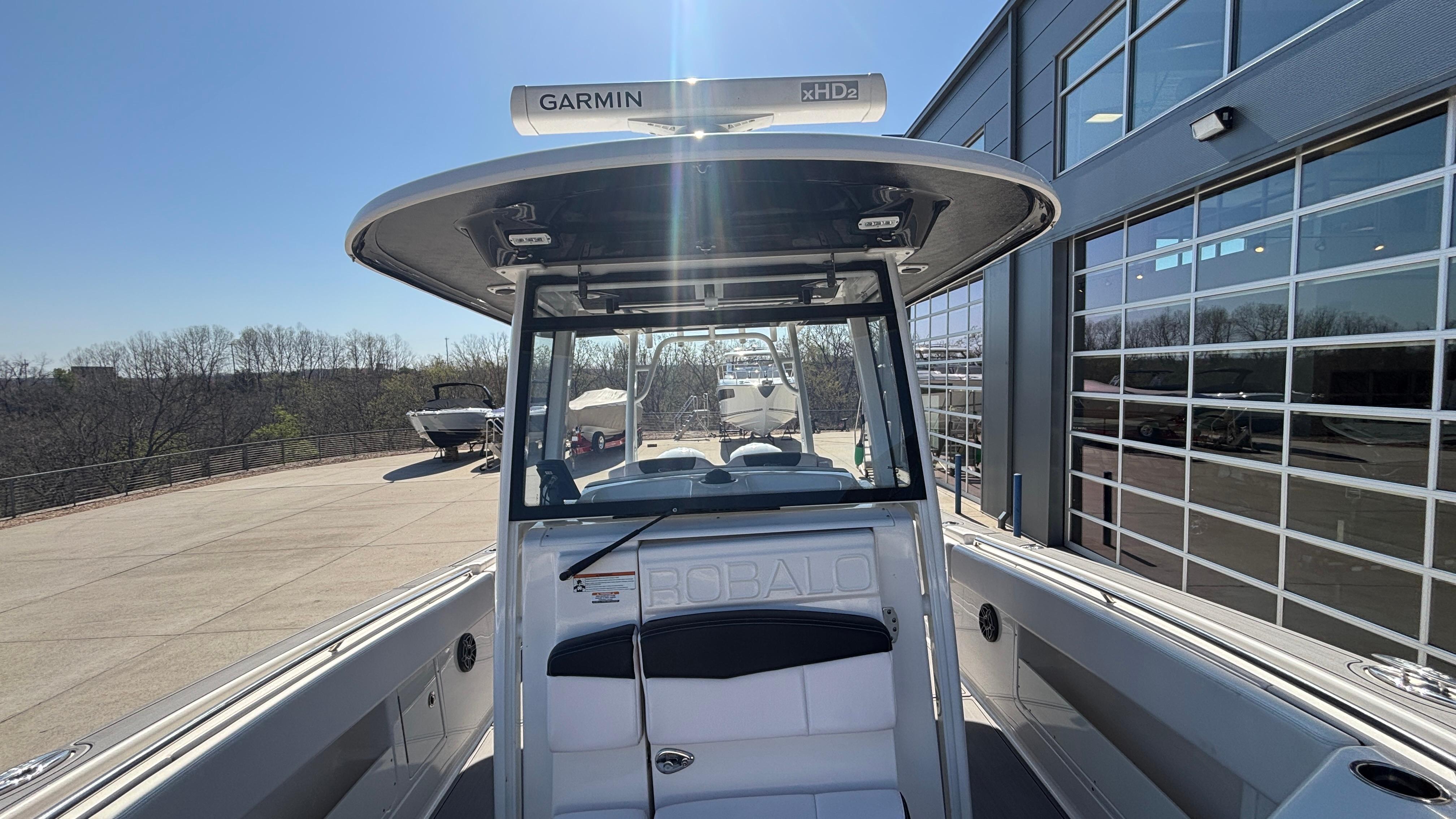 2021-robalo-r302-center-console-power-9750710-20250408071058748-1_XLARGE
