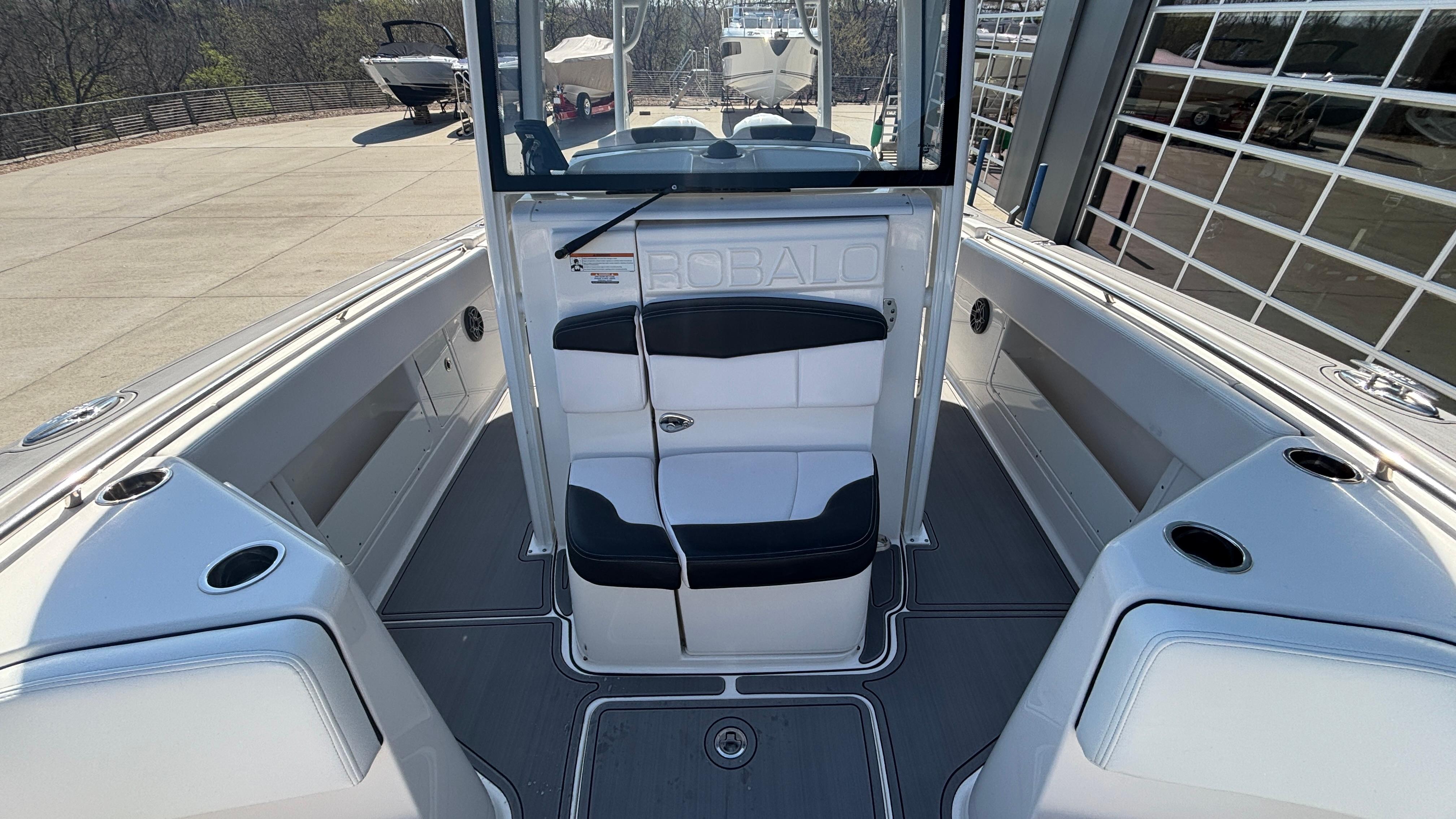 2021-robalo-r302-center-console-power-9750710-20250408071101800-1_XLARGE