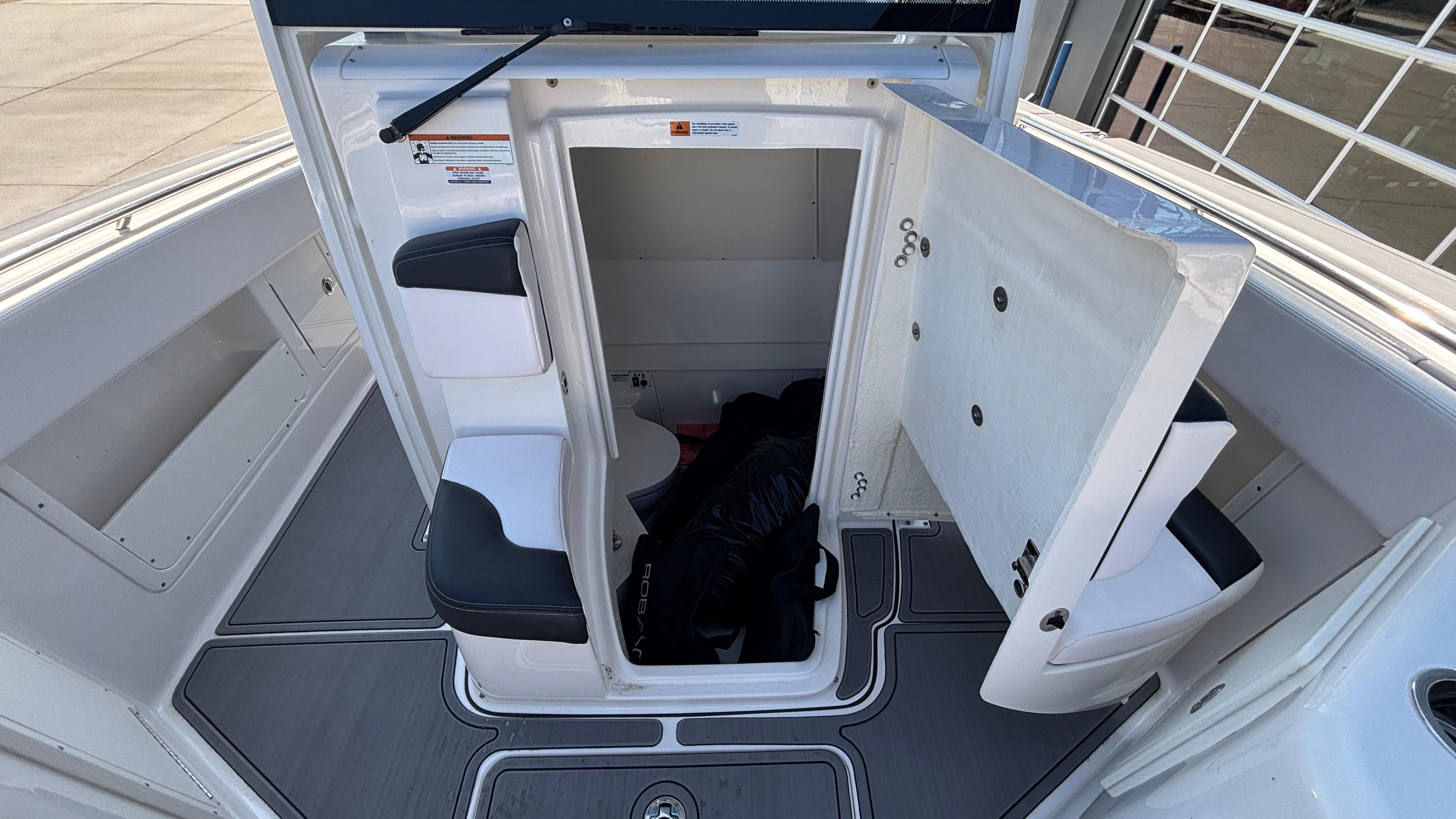 2021-robalo-r302-center-console-power-9750710-20250408071104626-1_XLARGE
