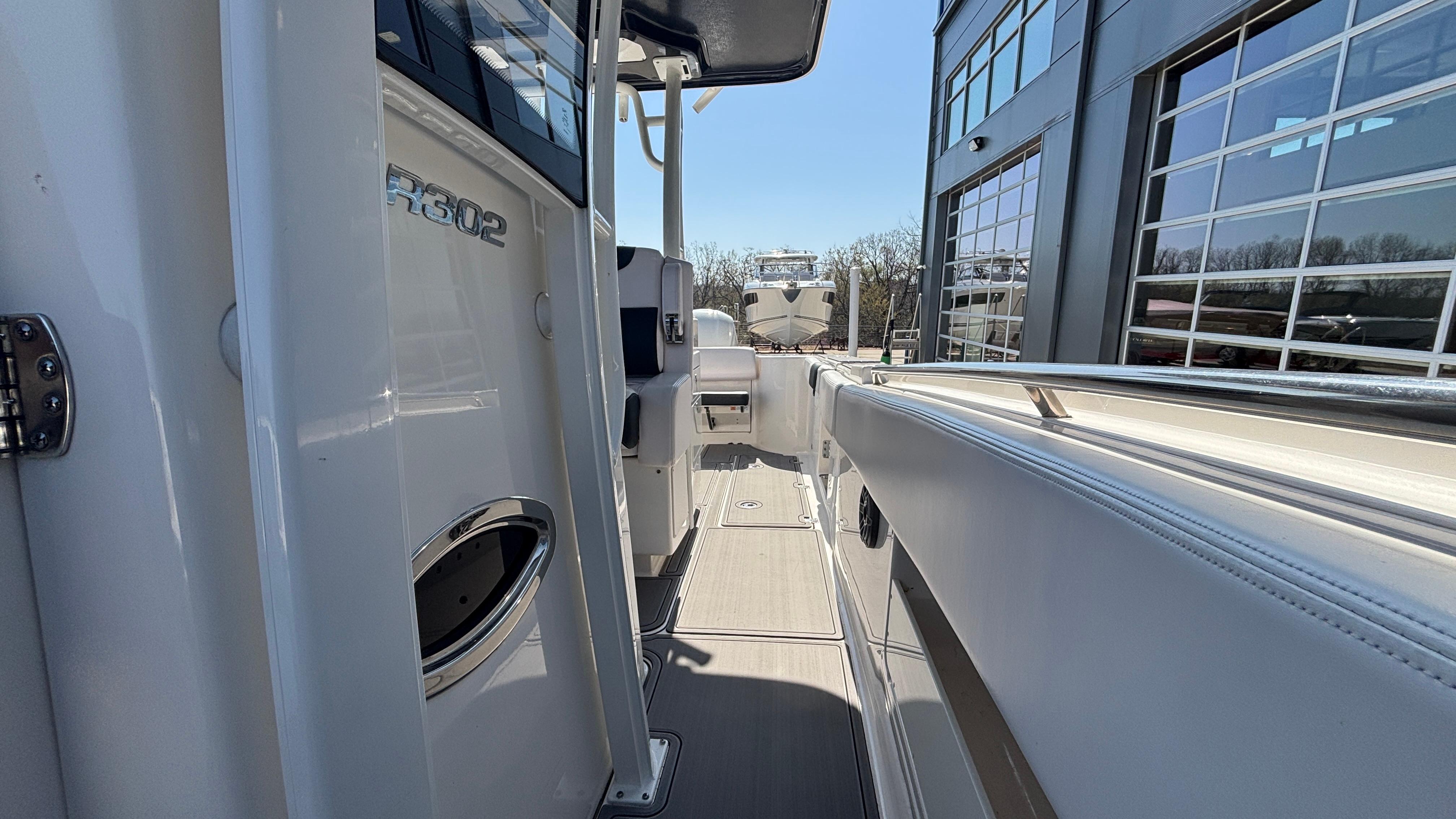 2021-robalo-r302-center-console-power-9750710-20250408071109770-1_XLARGE