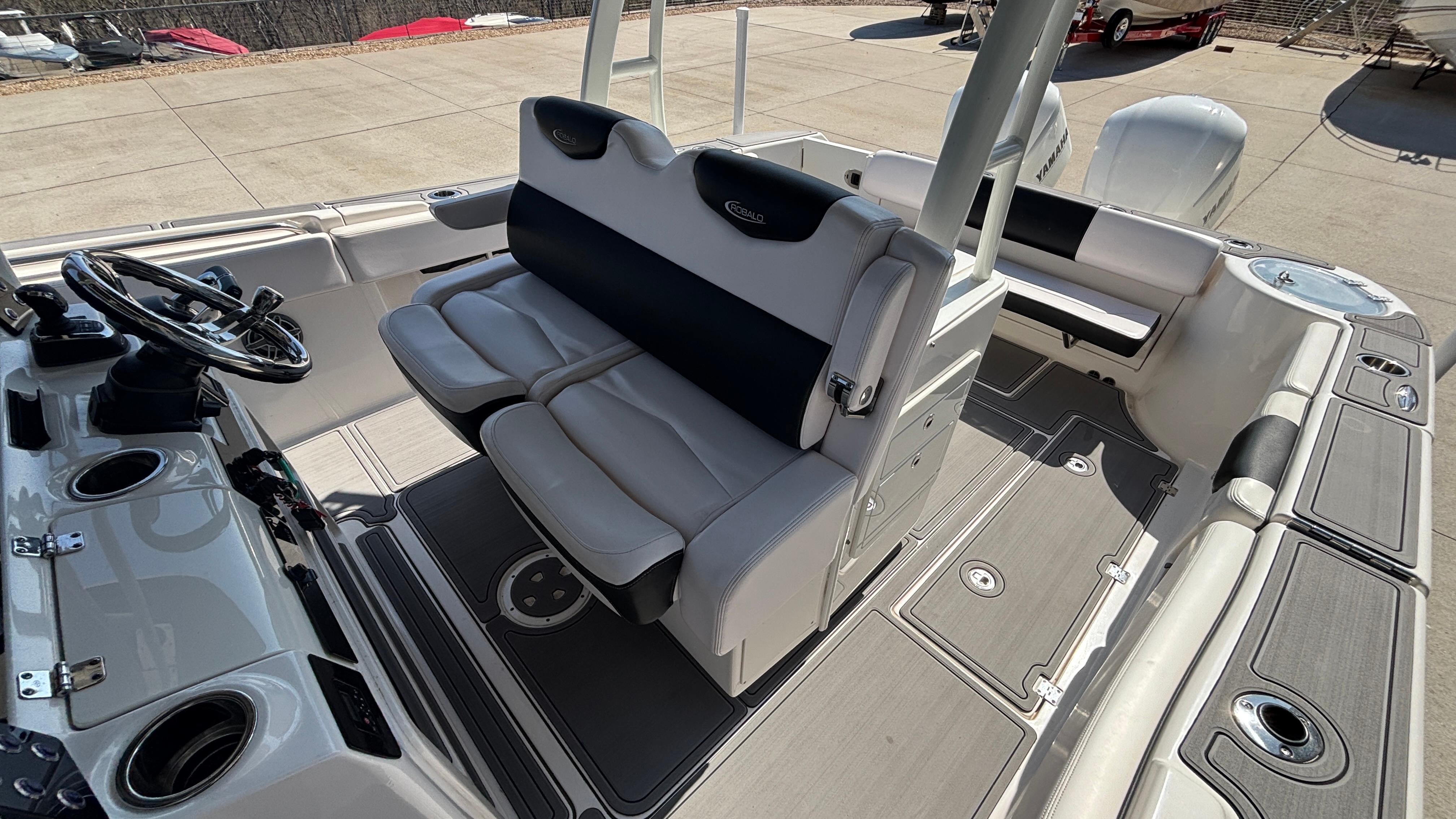 2021-robalo-r302-center-console-power-9750710-20250408071112828-1_XLARGE