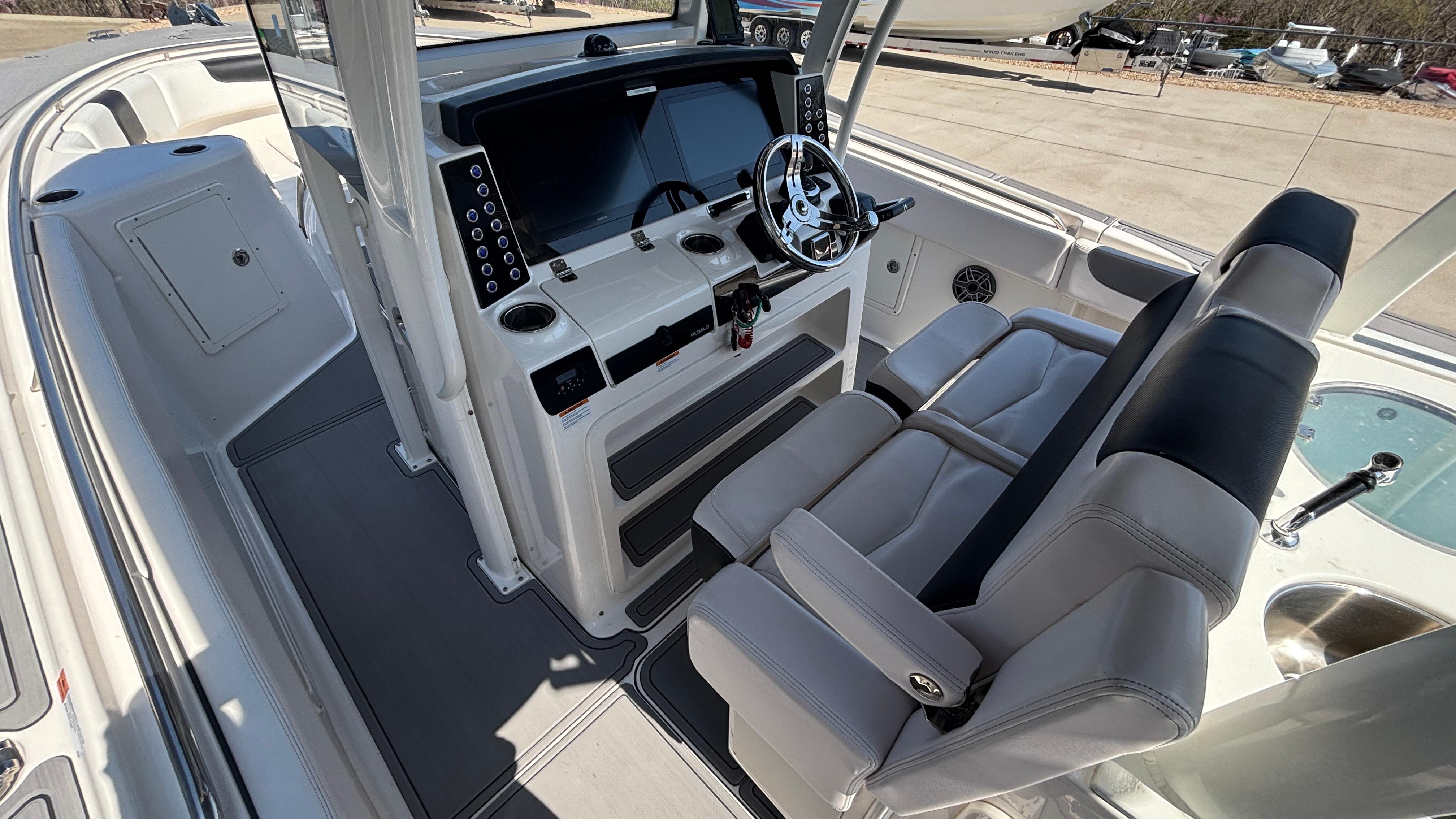 2021-robalo-r302-center-console-power-9750710-20250408071115711-1_XLARGE