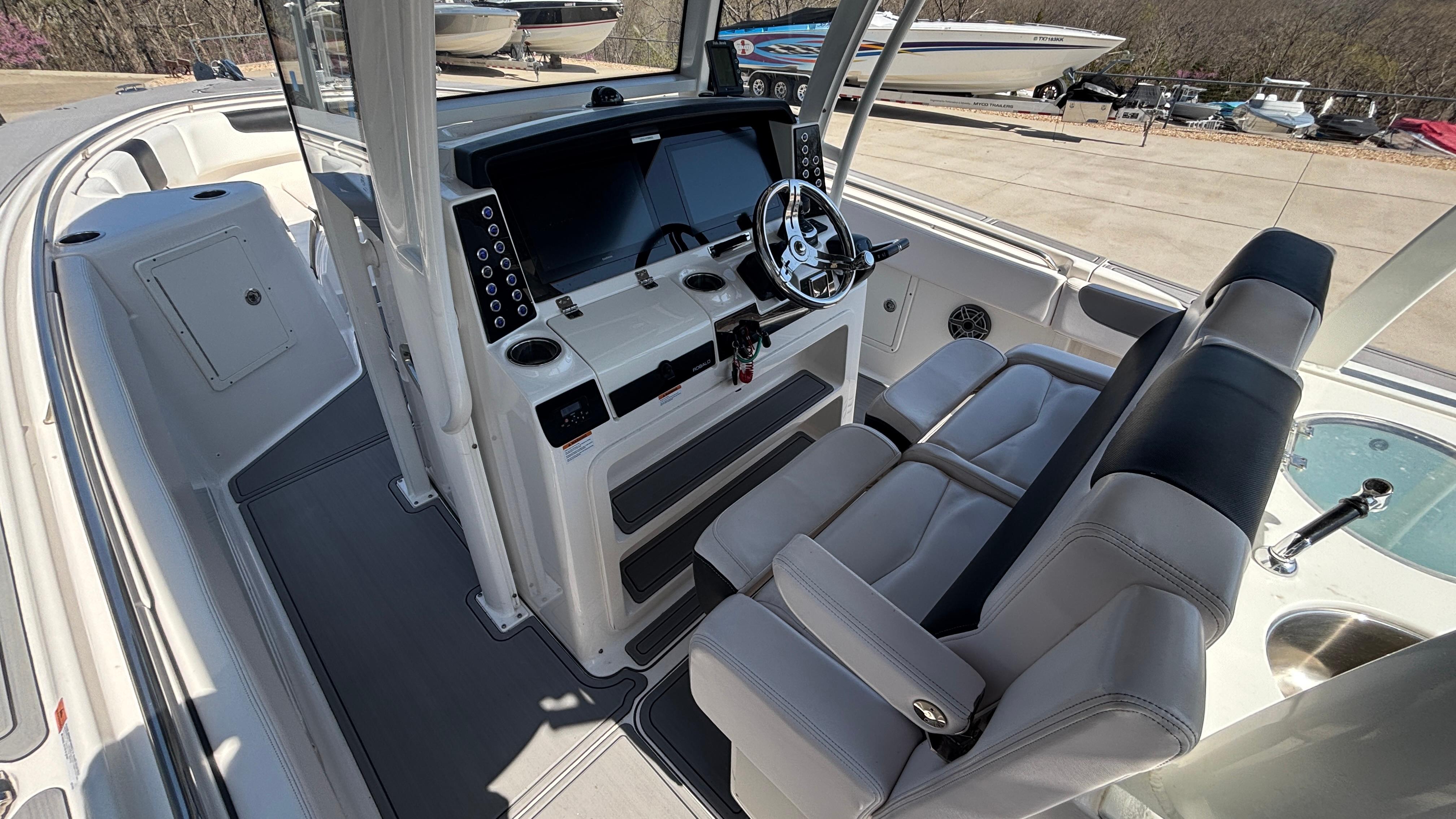 2021-robalo-r302-center-console-power-9750710-20250408071118802-1_XLARGE