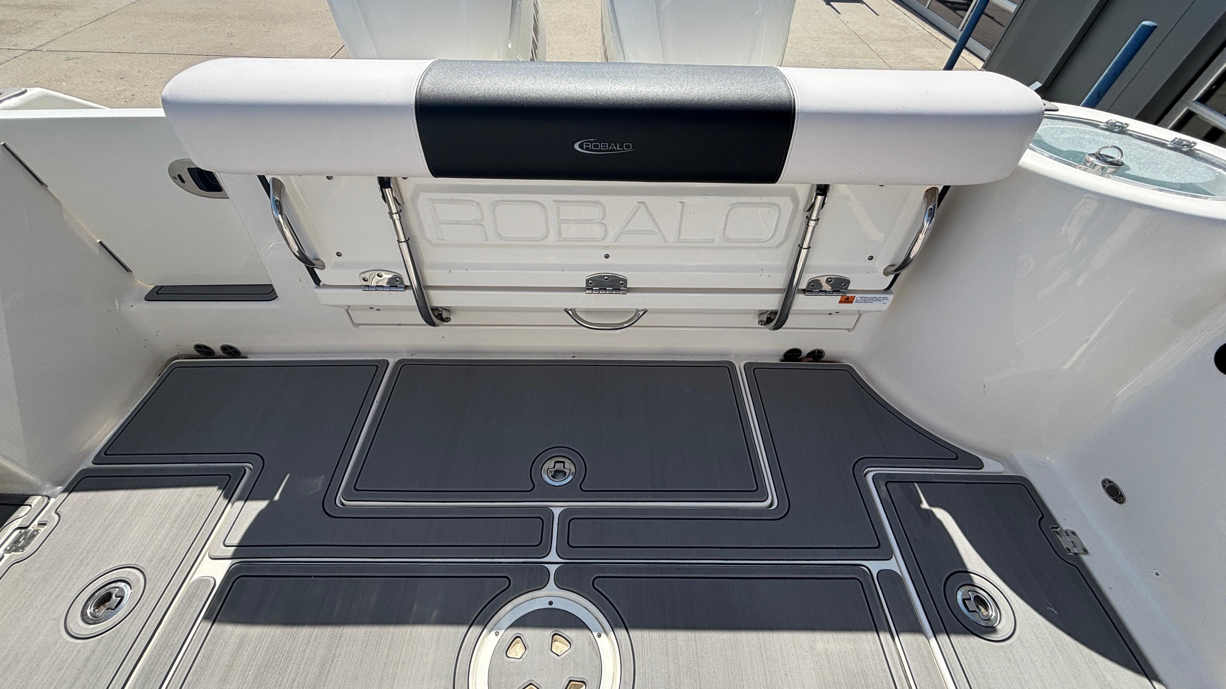 2021-robalo-r302-center-console-power-9750710-20250408071121666-1_XLARGE