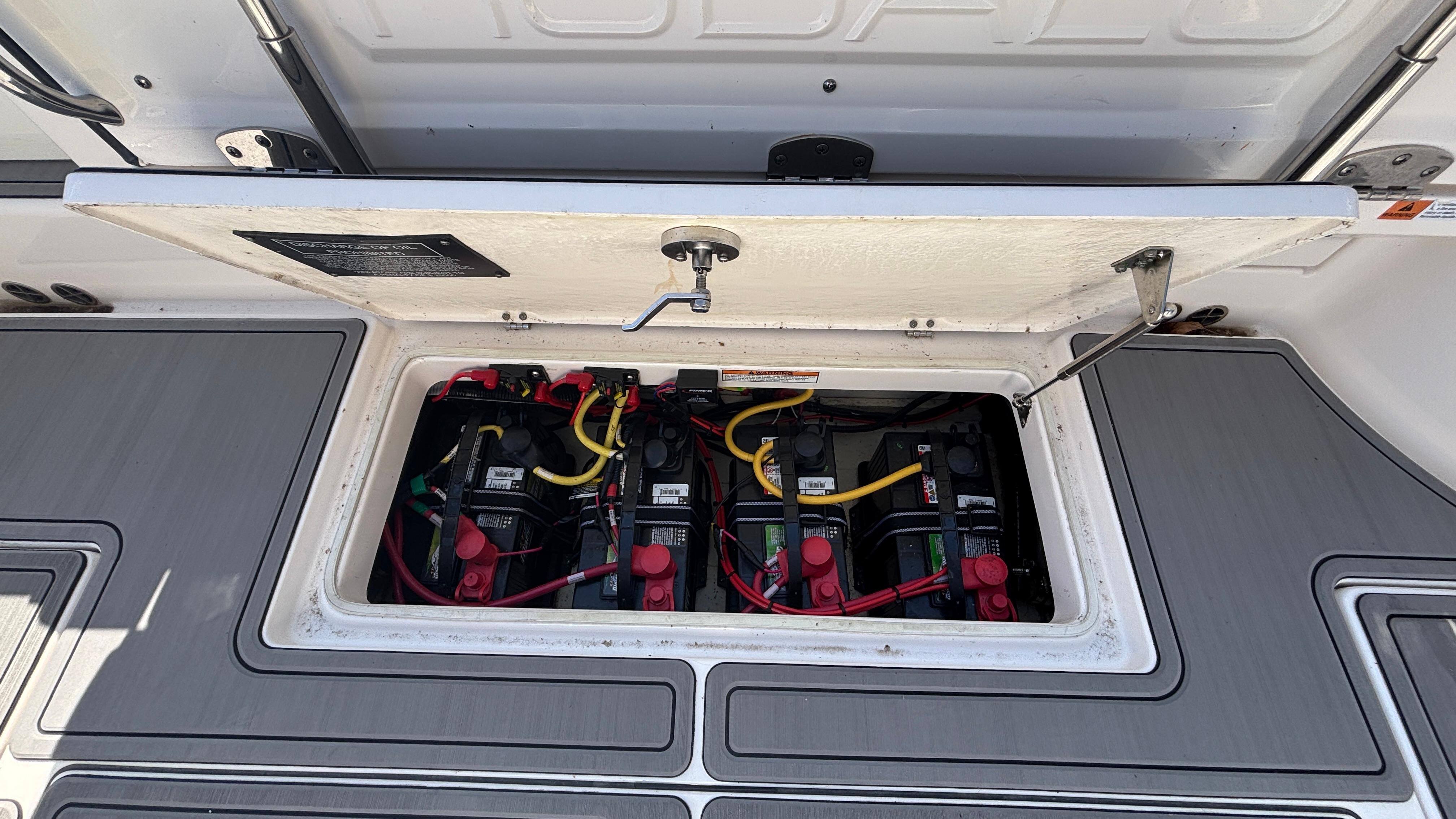 2021-robalo-r302-center-console-power-9750710-20250408071124812-1_XLARGE