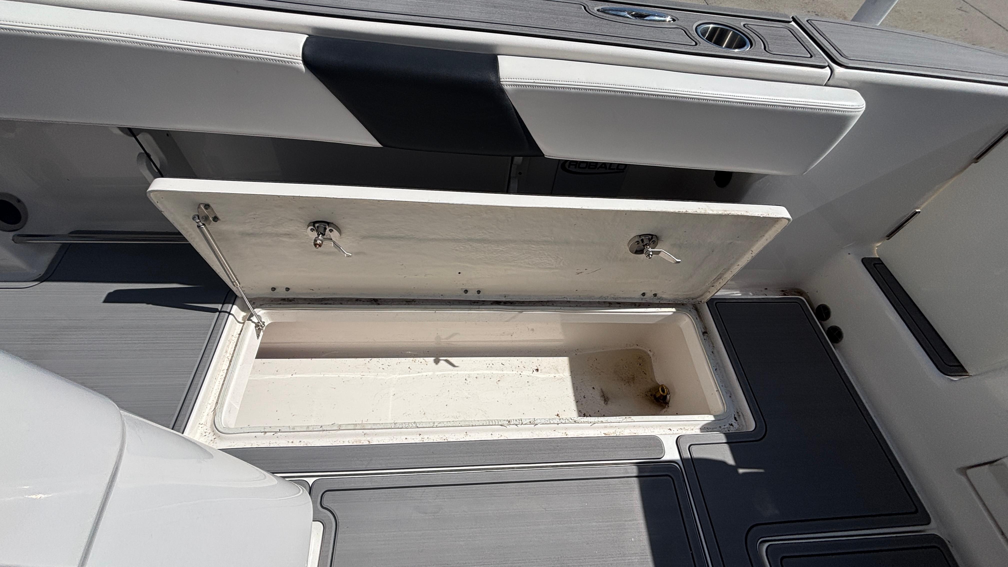 2021-robalo-r302-center-console-power-9750710-20250408071127937-1_XLARGE