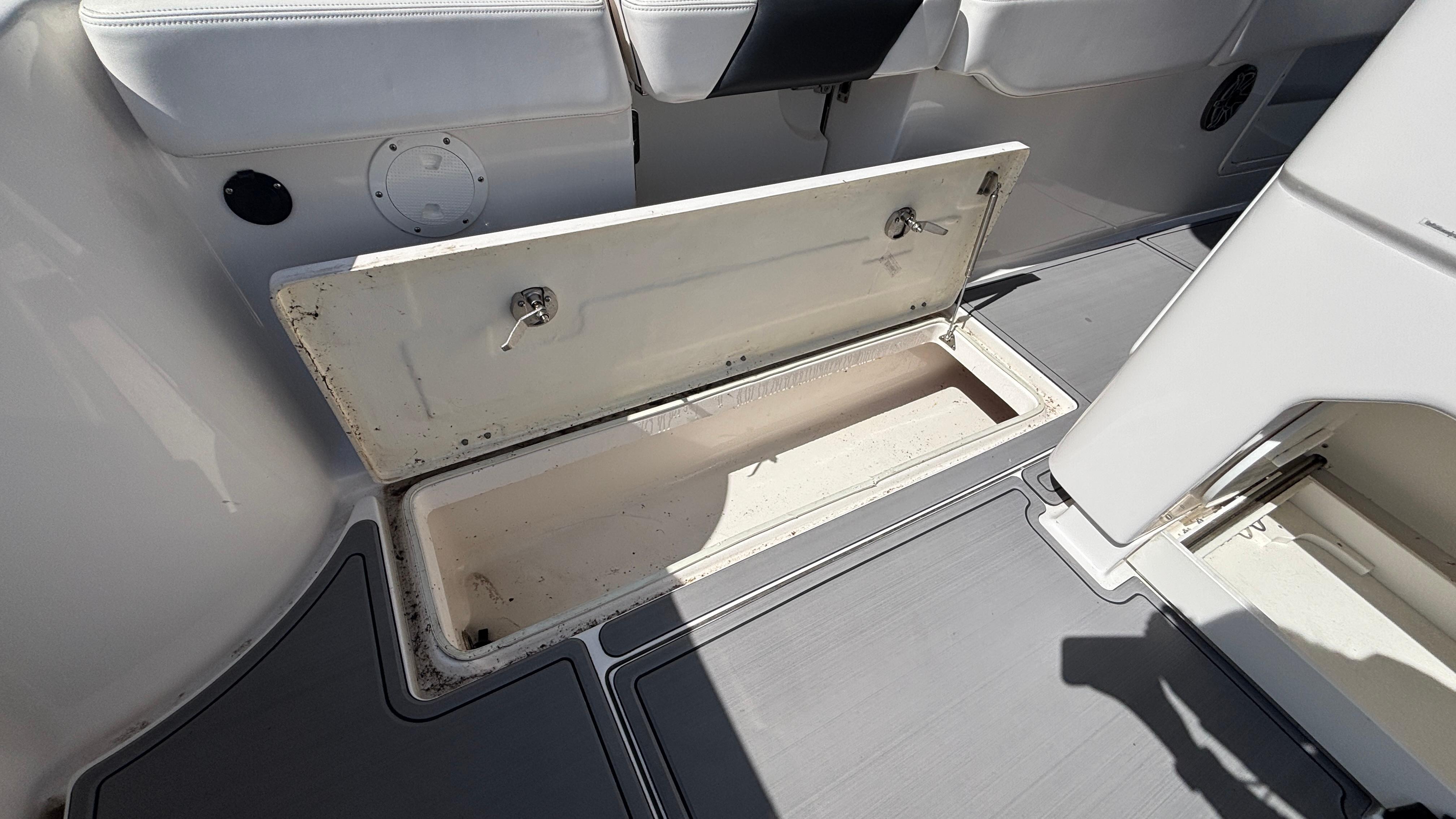 2021-robalo-r302-center-console-power-9750710-20250408071130739-1_XLARGE