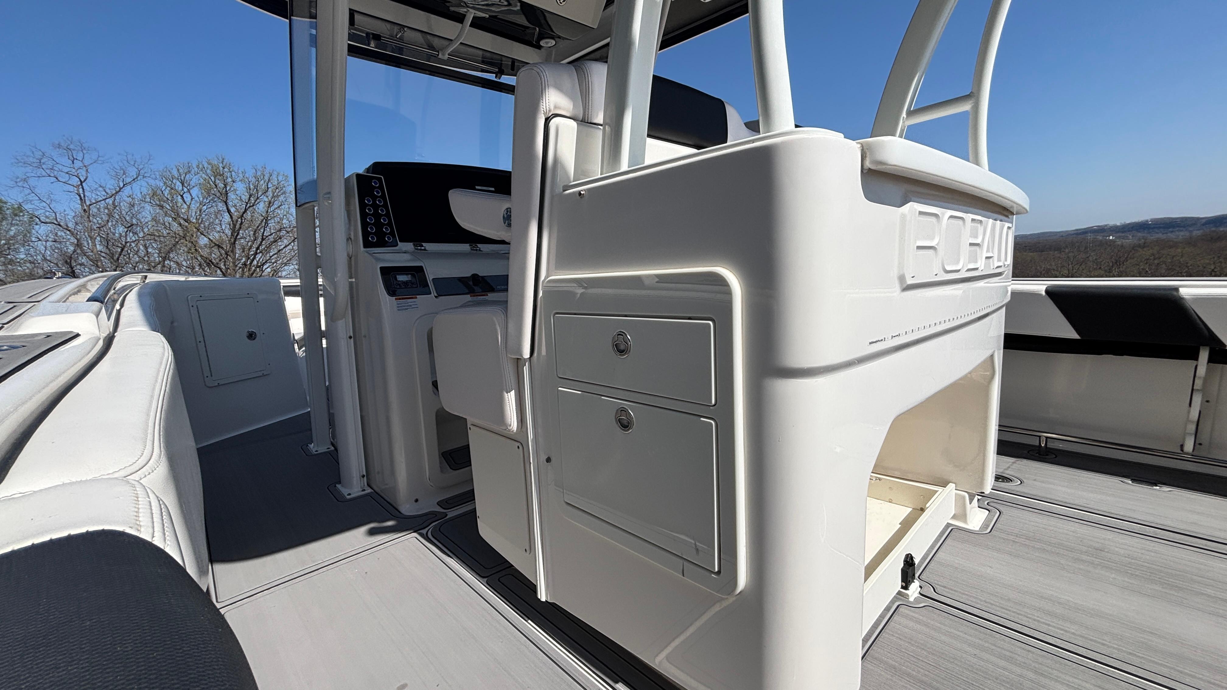 2021-robalo-r302-center-console-power-9750710-20250408071133620-1_XLARGE