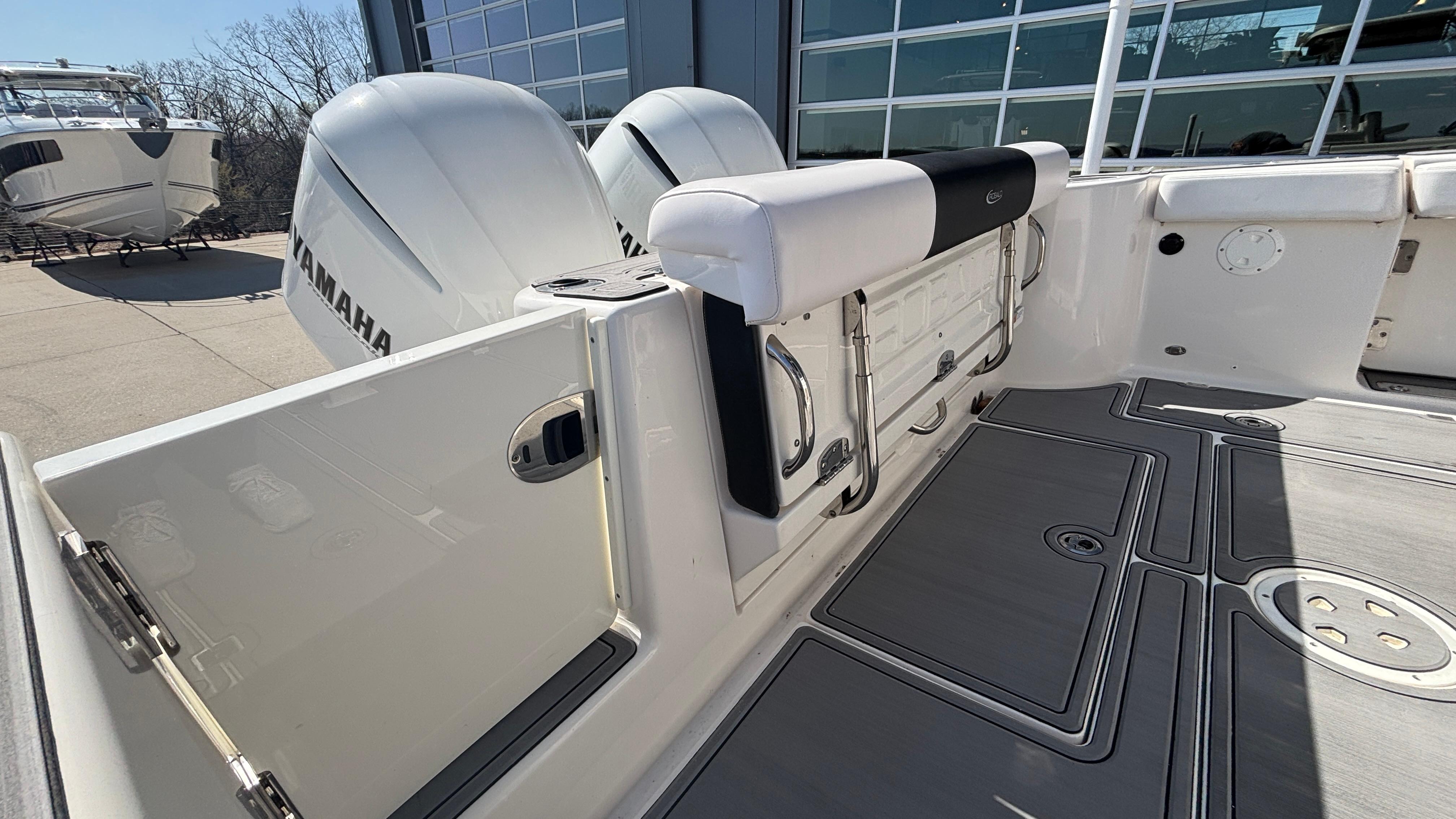 2021-robalo-r302-center-console-power-9750710-20250408071135761-1_XLARGE