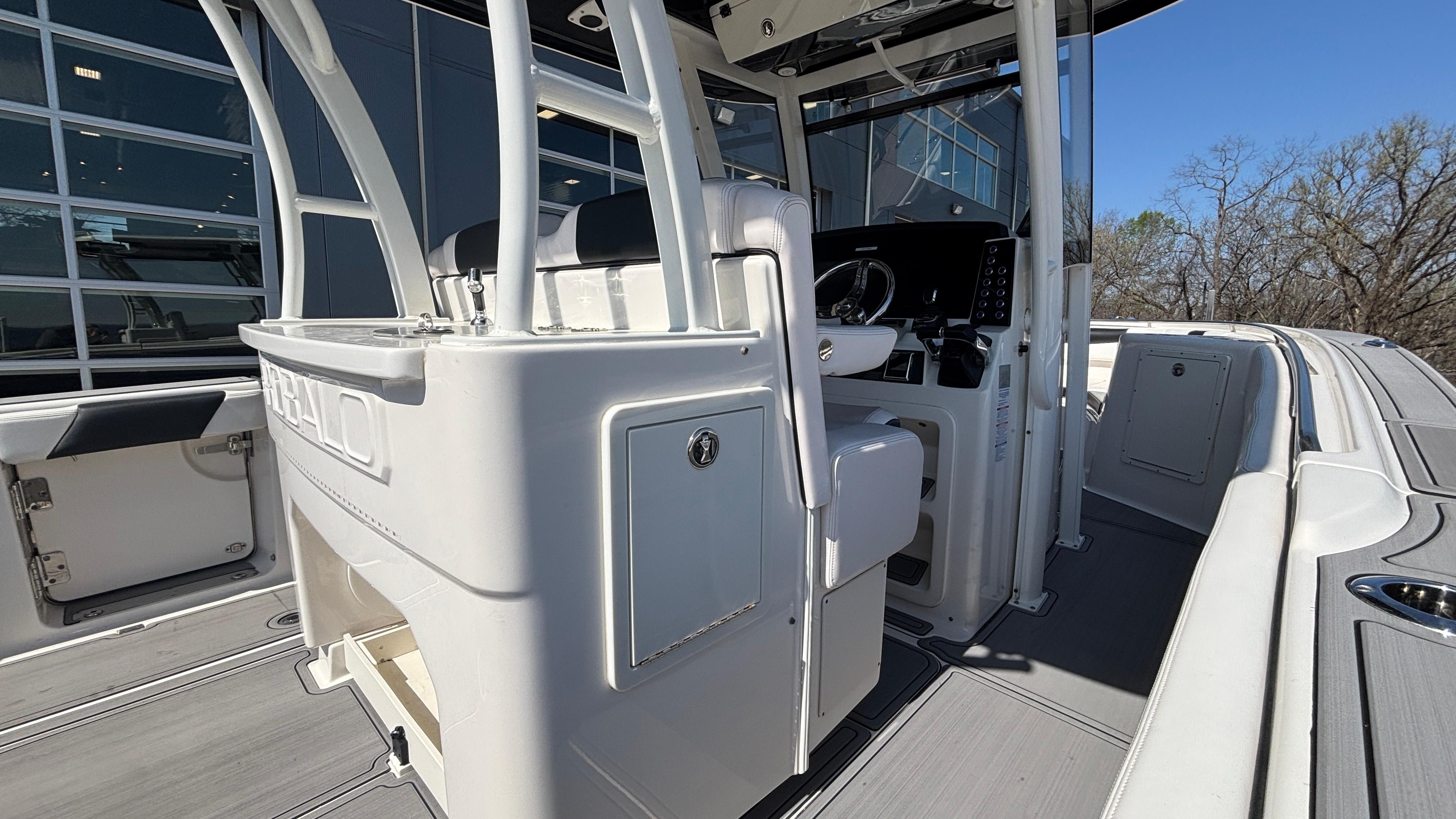 2021-robalo-r302-center-console-power-9750710-20250408071138763-1_XLARGE