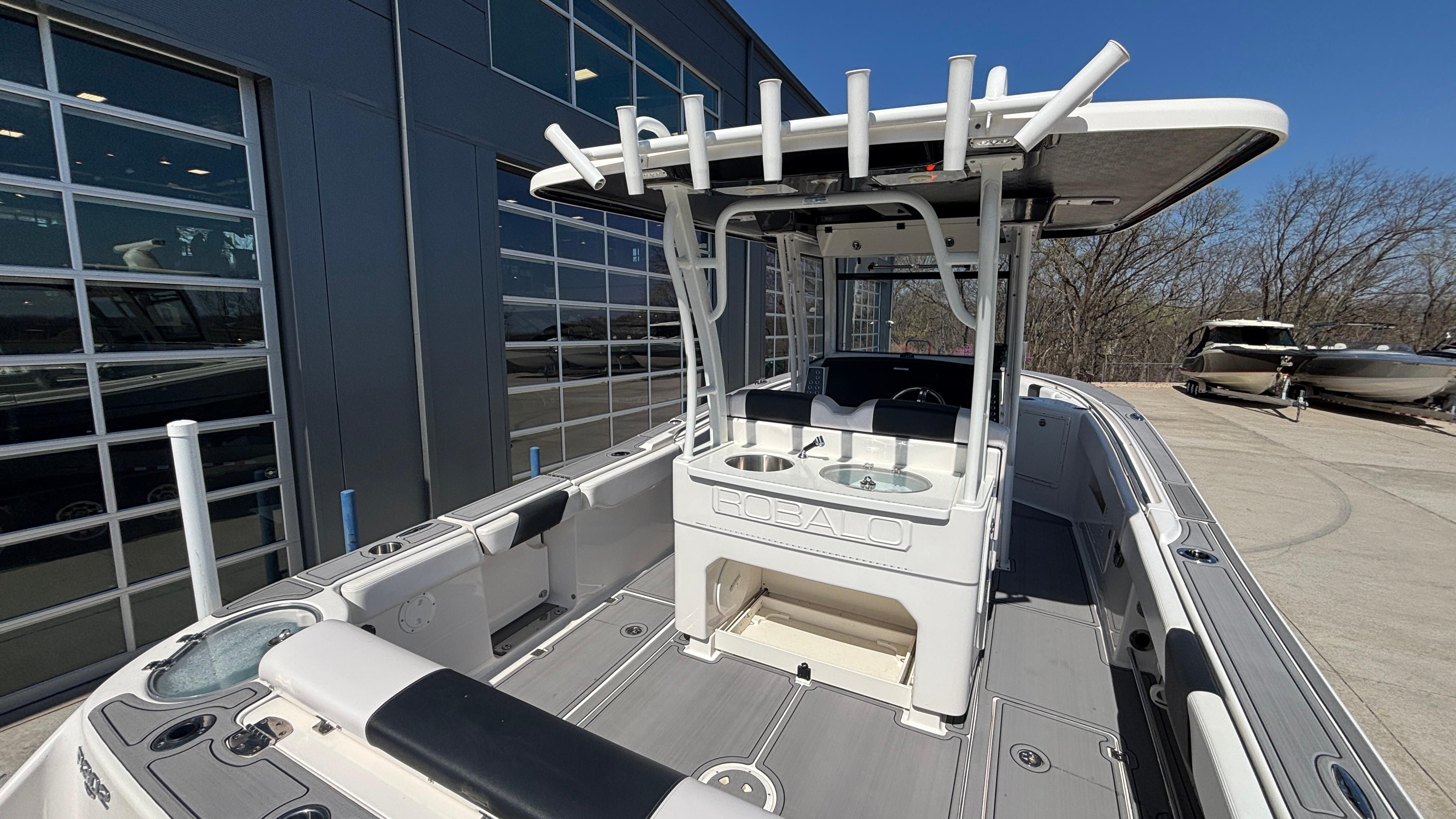 2021-robalo-r302-center-console-power-9750710-20250408071140843-1_XLARGE
