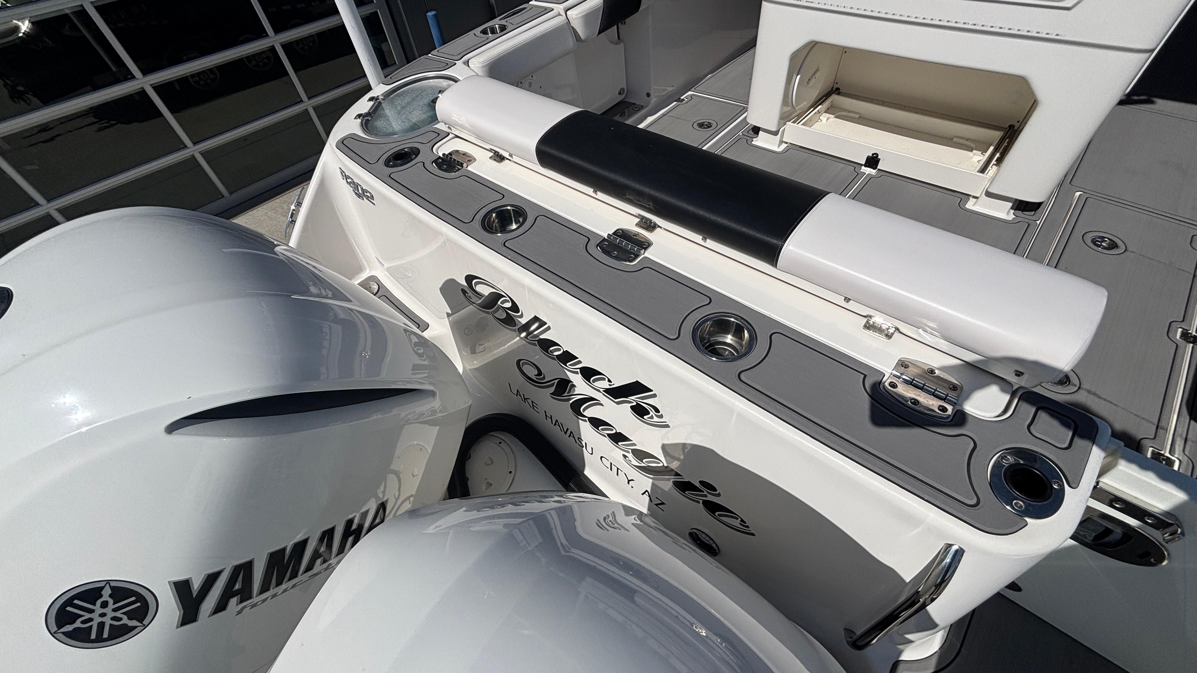 2021-robalo-r302-center-console-power-9750710-20250408071143898-1_XLARGE