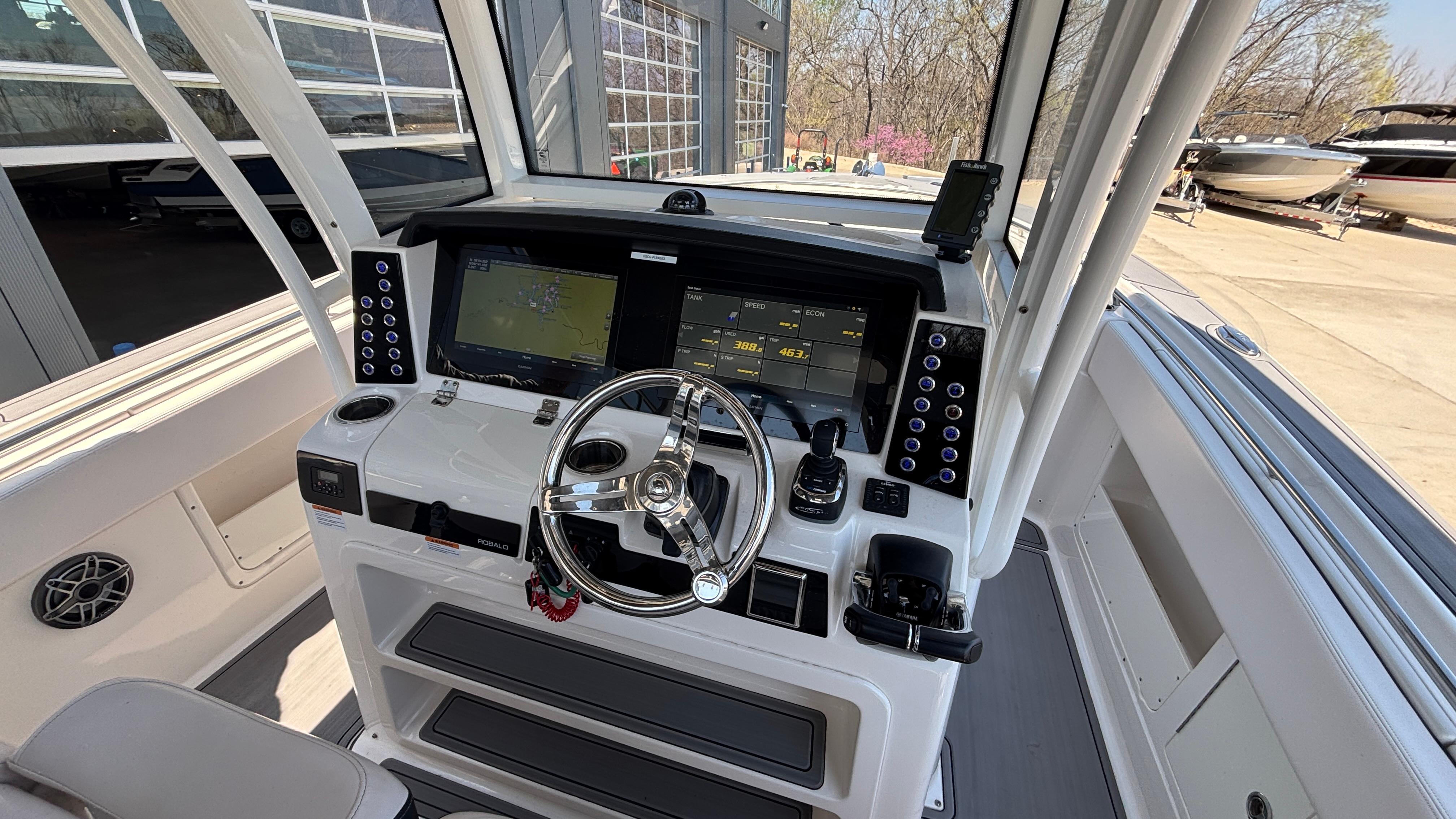 2021-robalo-r302-center-console-power-9750710-20250408071149881-1_XLARGE