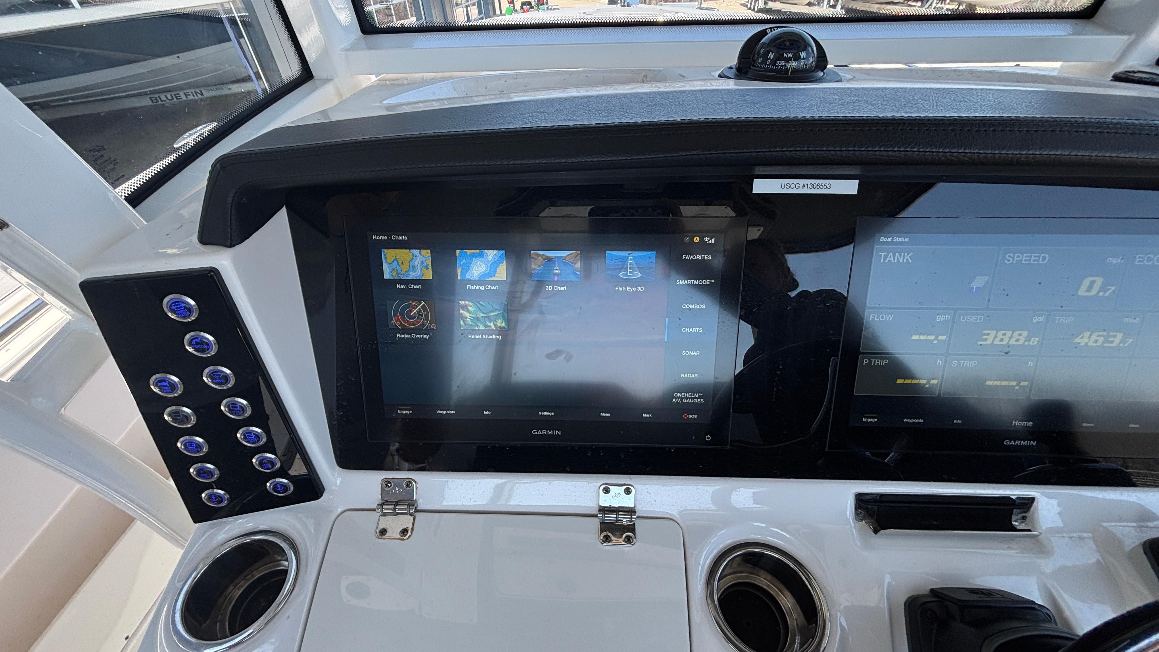 2021-robalo-r302-center-console-power-9750710-20250408071204880-1_XLARGE