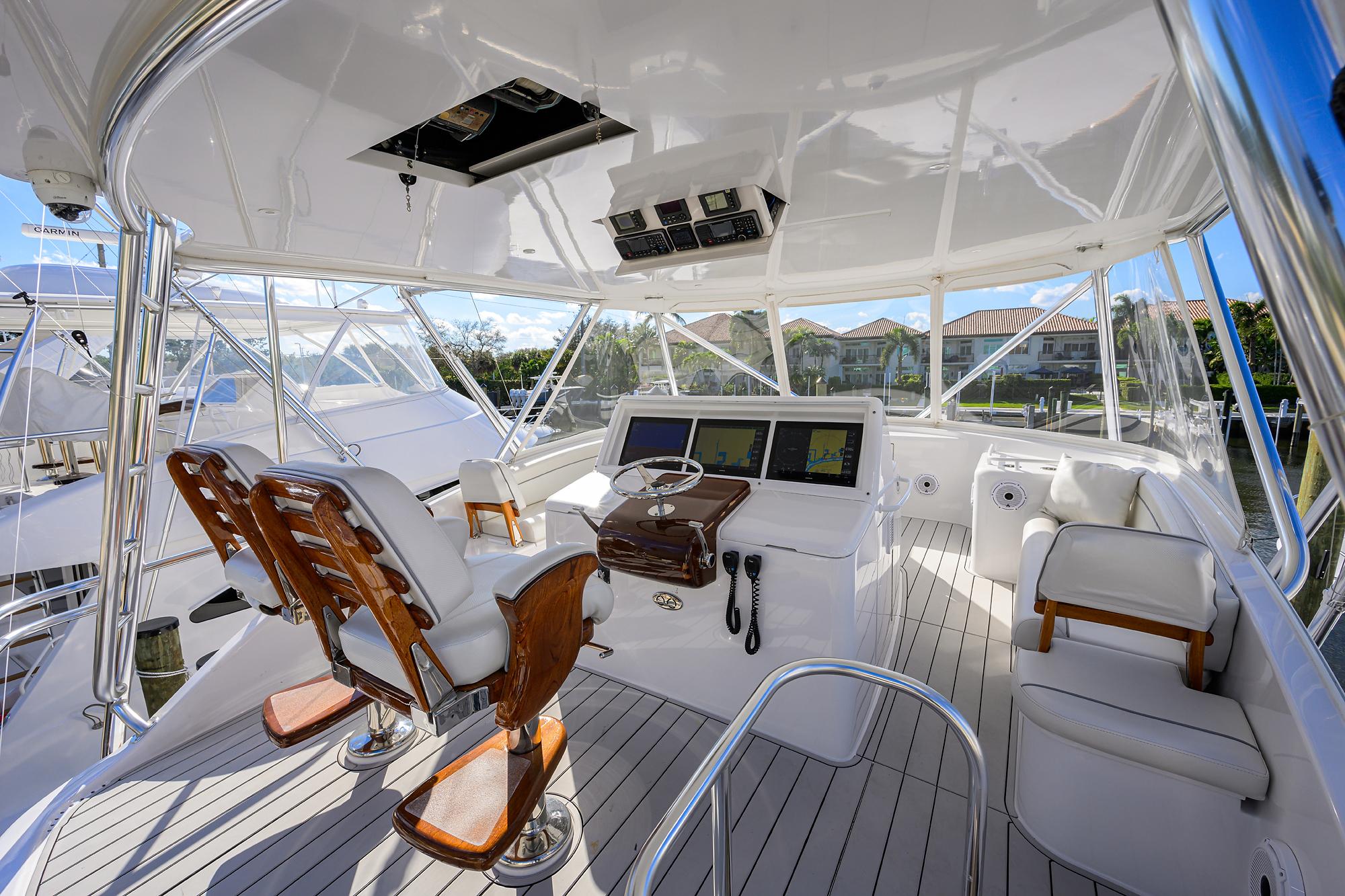 Hatteras 63 SISU - Flybridge Helm Area