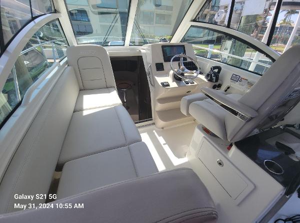 28' Boston Whaler, Listing Number 100916695, - Photo No. 11