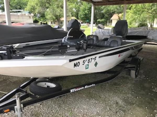 2003 Triton boat for sale, model of the boat is V176 Magnum & Image # 1 of 10