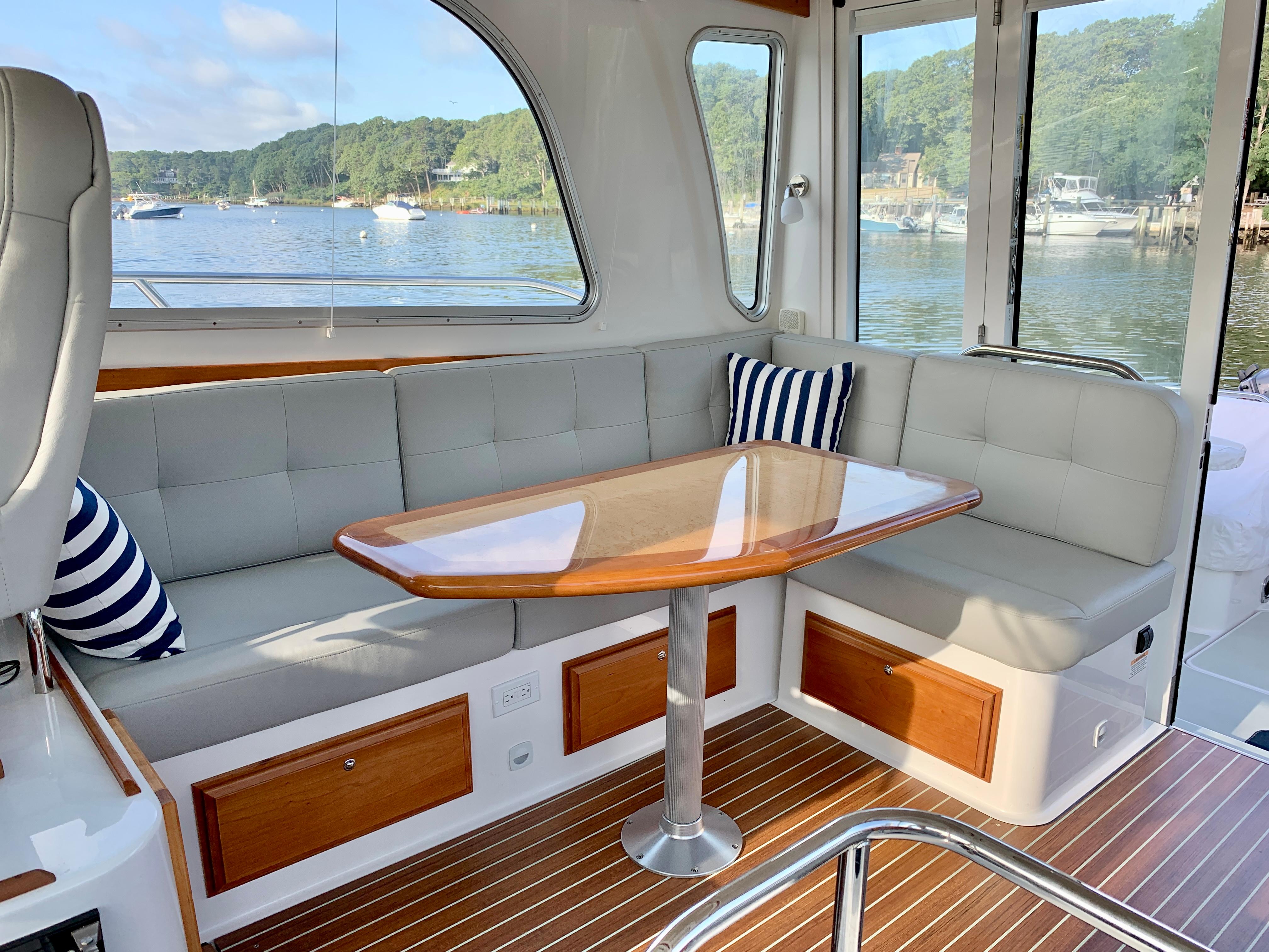 37 ft Back Cove 37 Salon, Starboard Settee