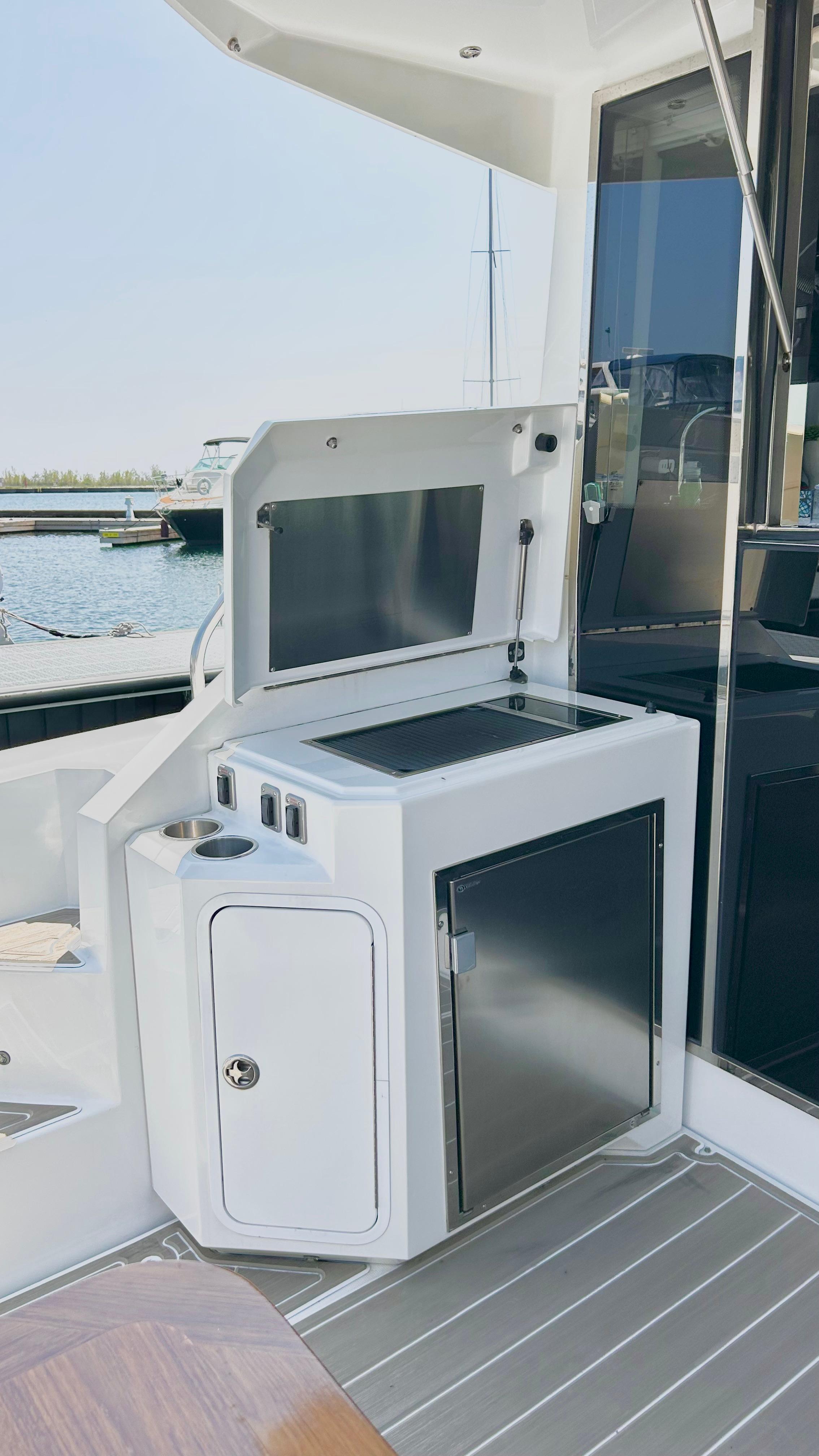 2017-crusiers-yachts-45-cantius-power-9780755-20250503010035377-1_XLARGE