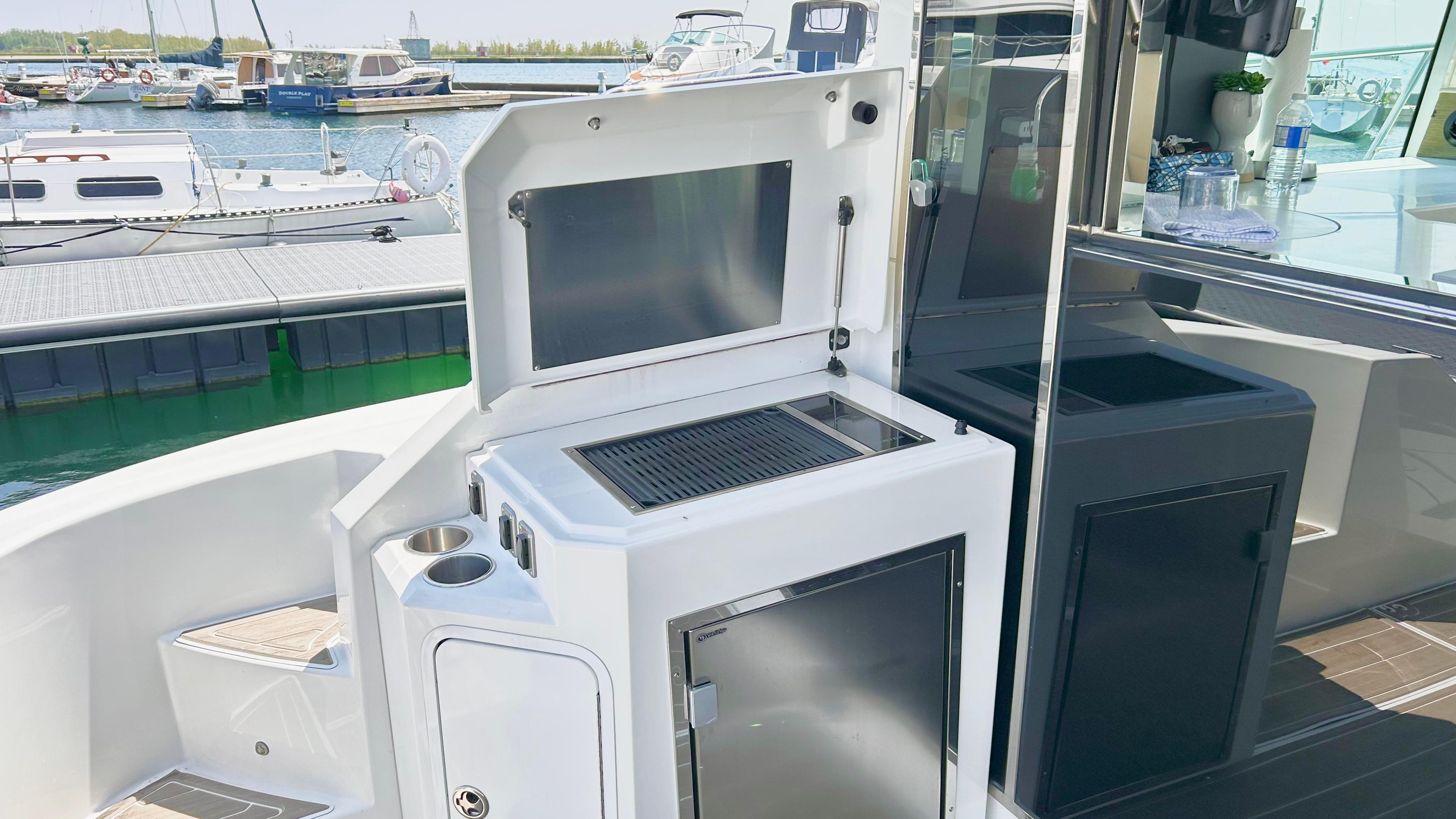 2017-crusiers-yachts-45-cantius-power-9780755-20250503010037862-1_XLARGE