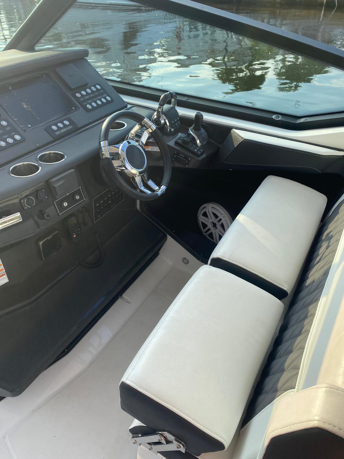2019-monterey-385-se-power-9770766-20250424132709150-1_XLARGE