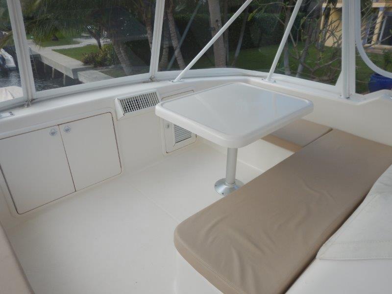 Riviera 43 FULL CIRCLE - Flybridge Table & Seating