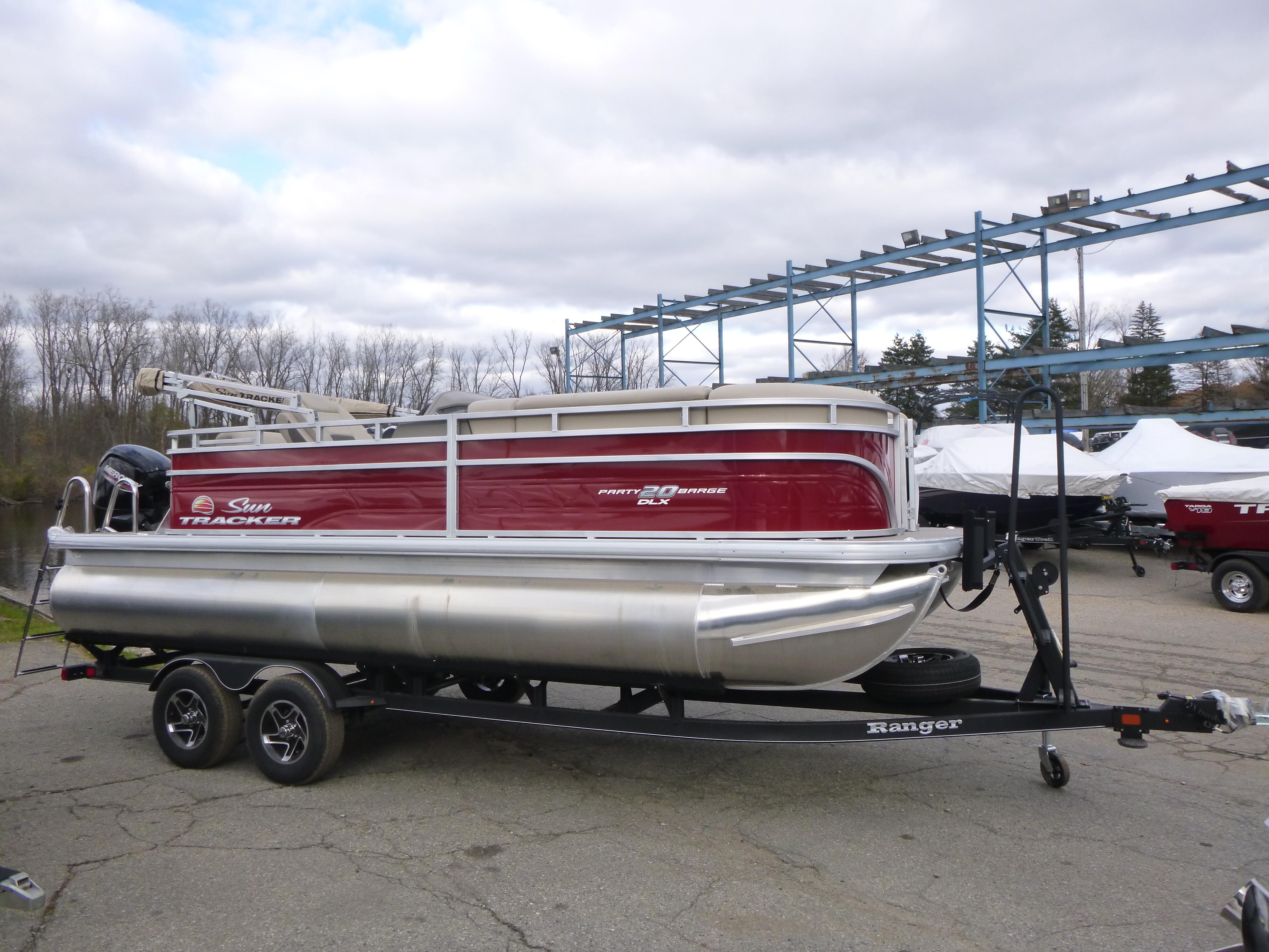 2025 Sun Tracker Party Barge 20 DLX Gallery