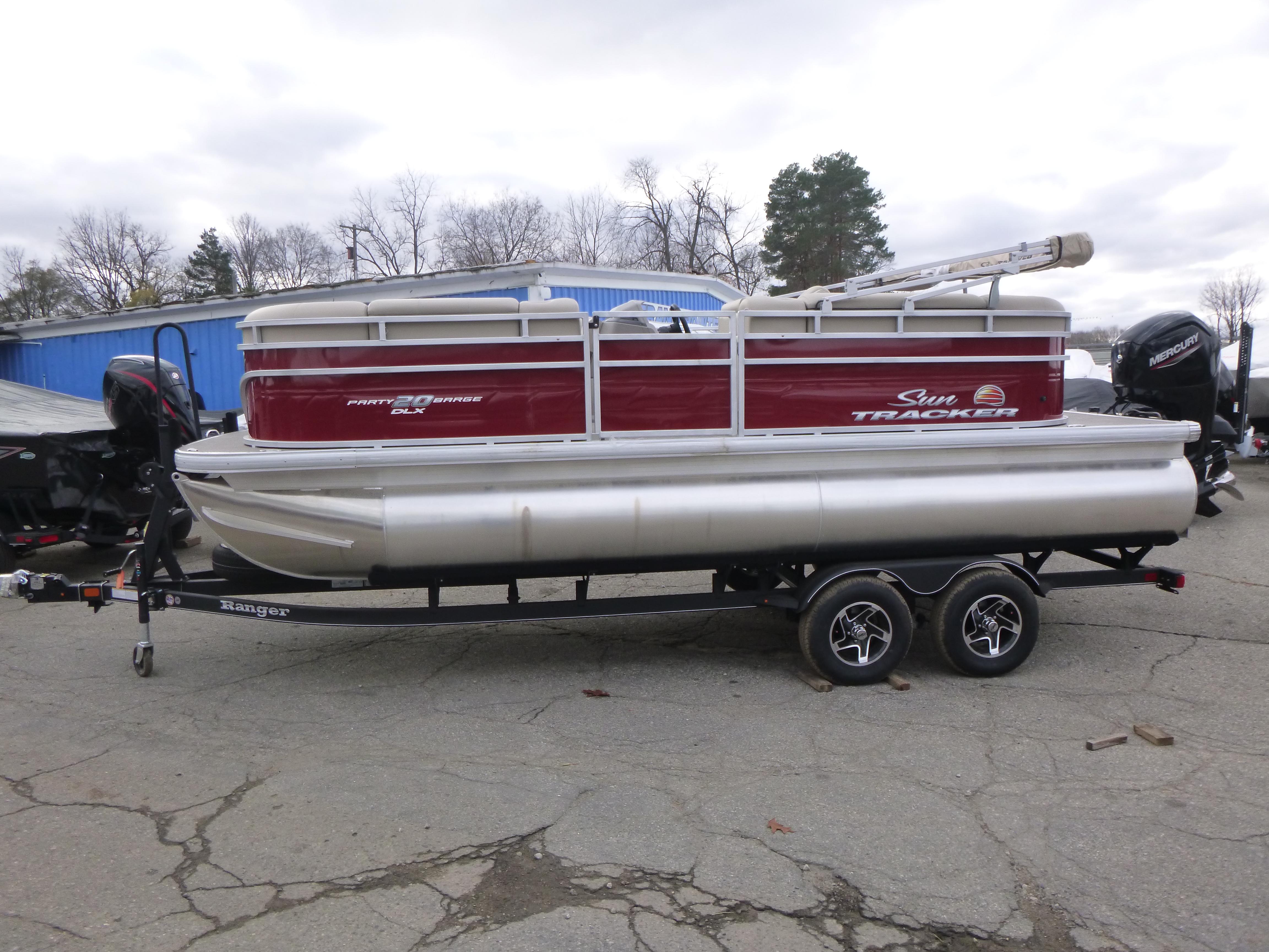 2025 Sun Tracker Party Barge 20 DLX Gallery
