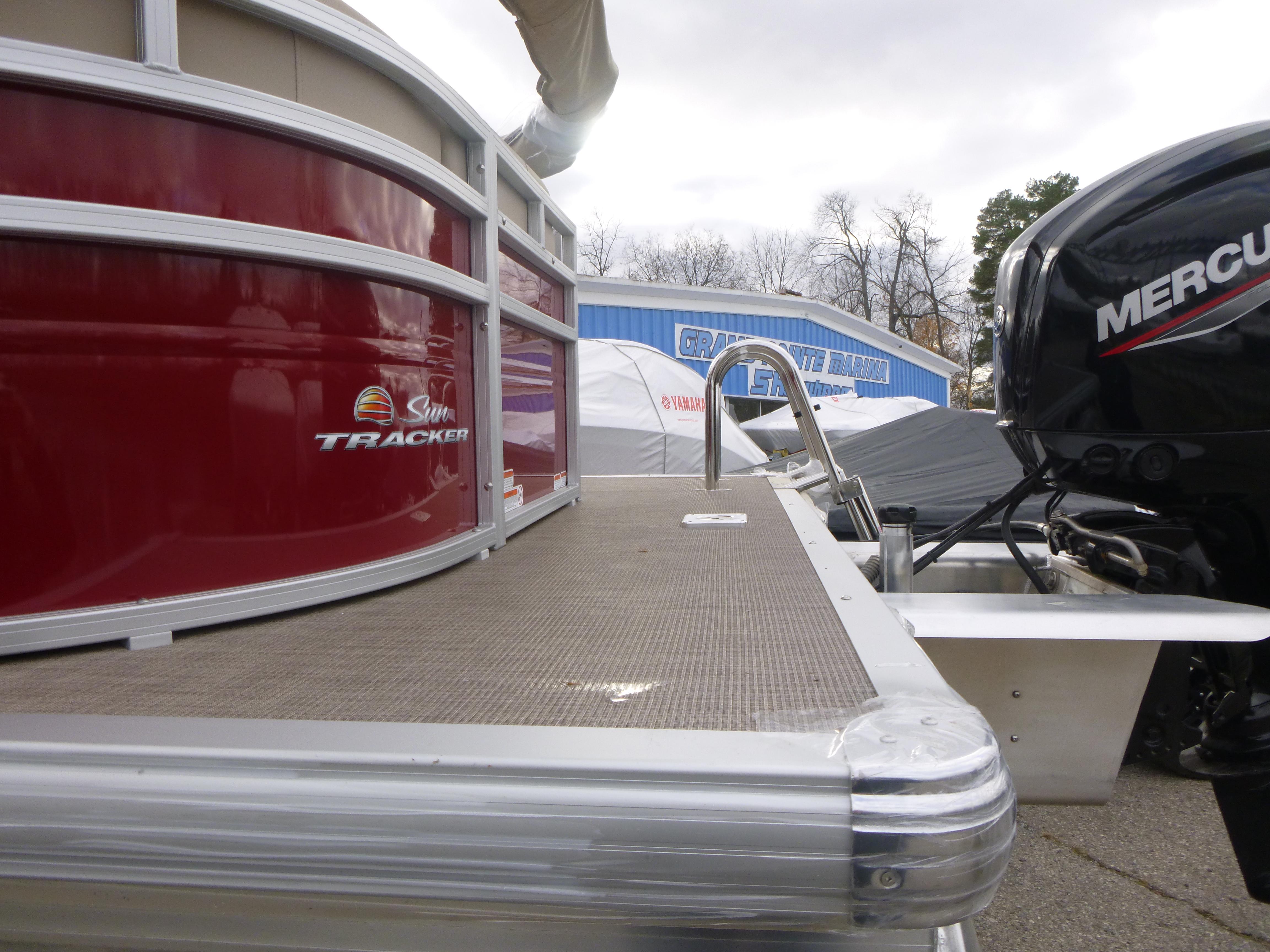 2025 Sun Tracker Party Barge 20 DLX Gallery