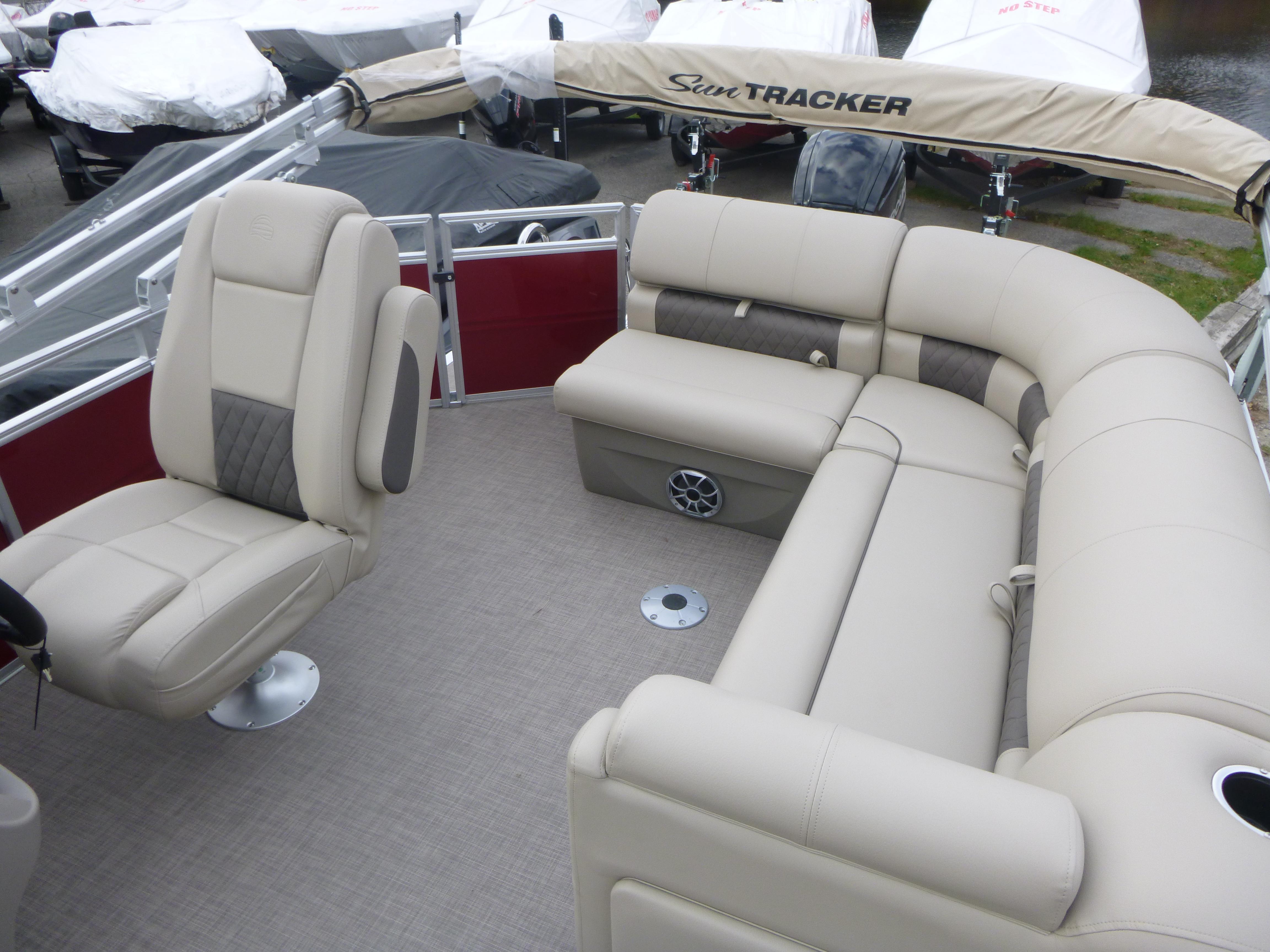 2025 Sun Tracker Party Barge 20 DLX Gallery