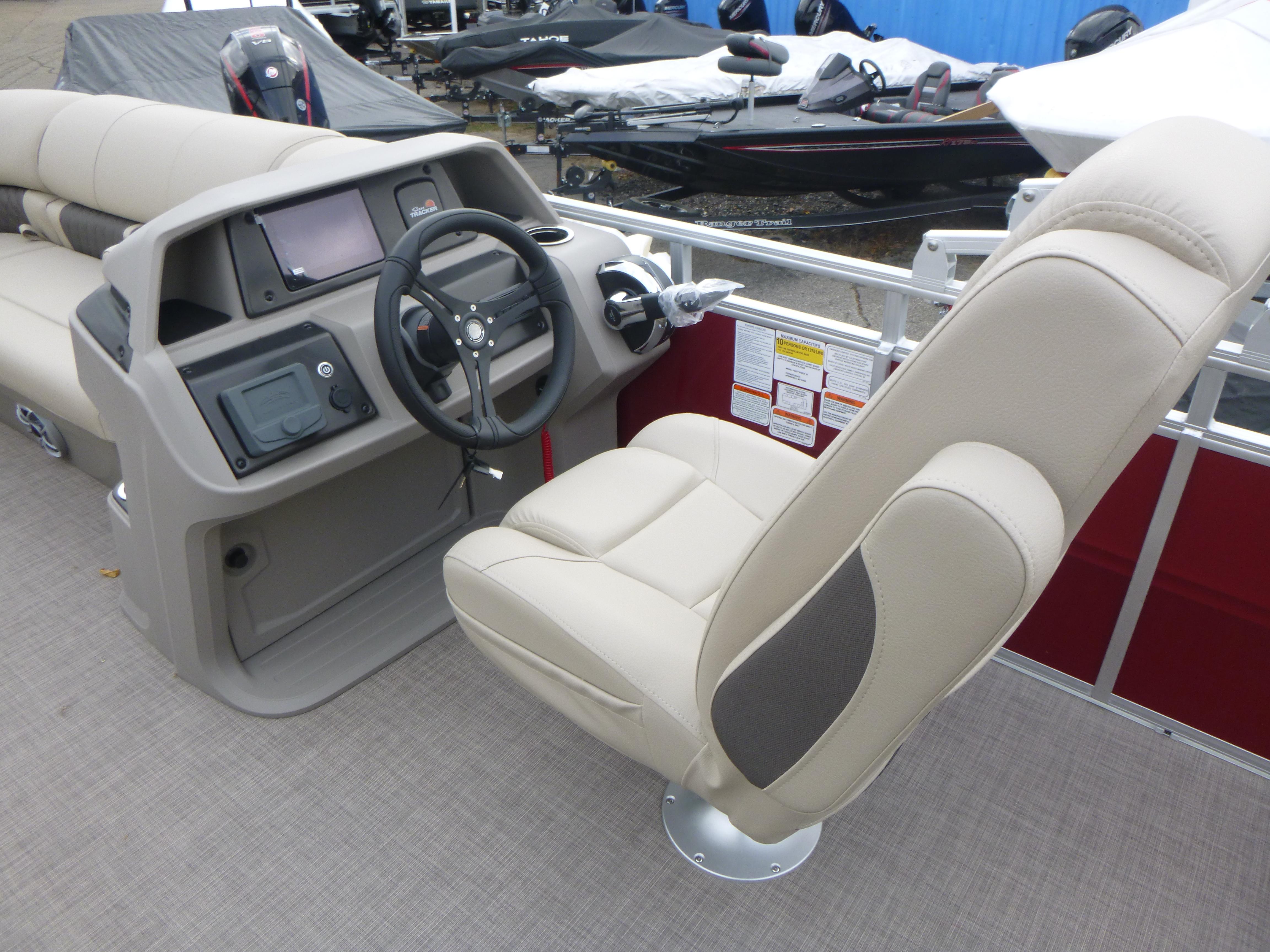 2025 Sun Tracker Party Barge 20 DLX Gallery