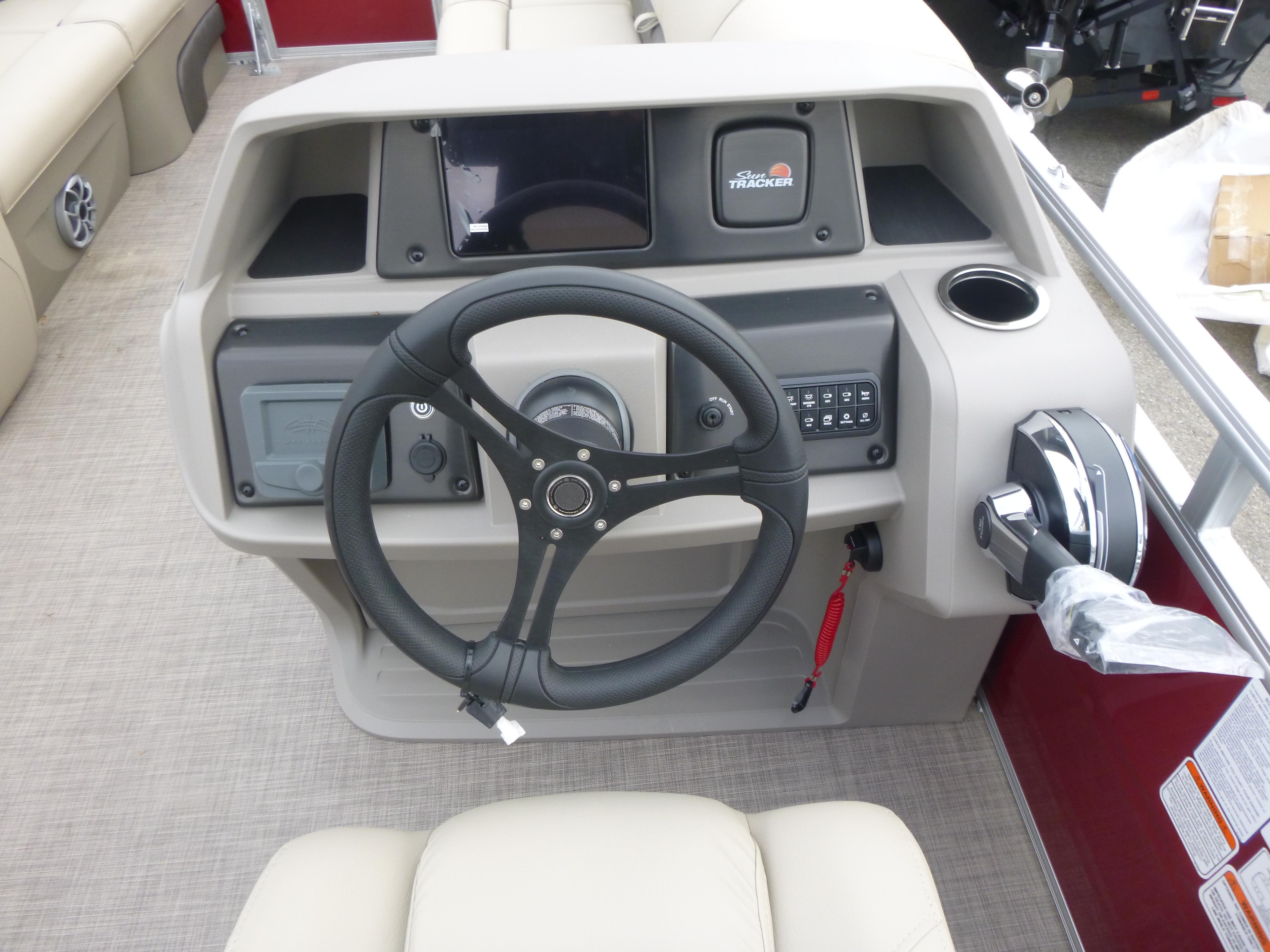 2025 Sun Tracker Party Barge 20 DLX Gallery