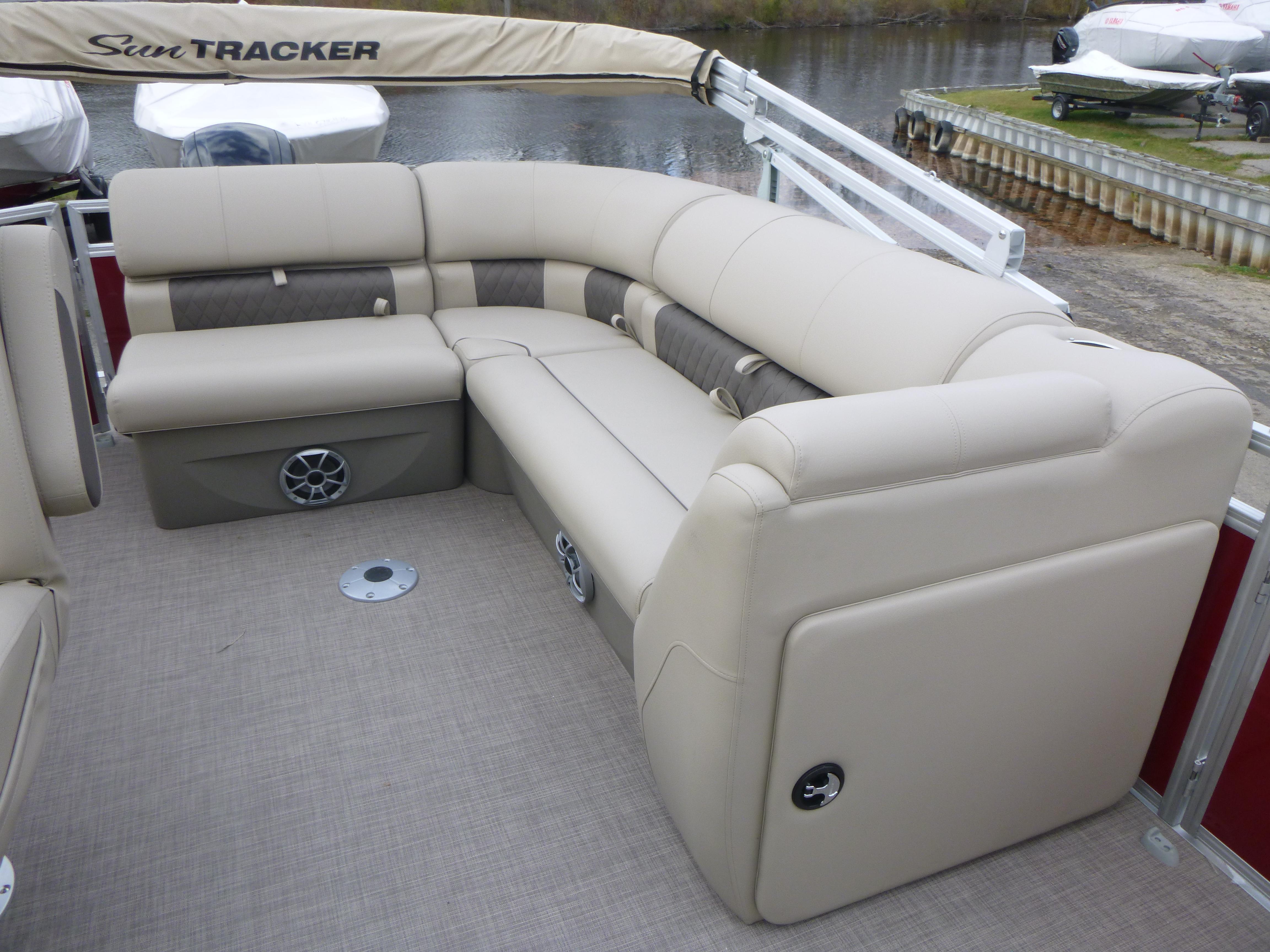2025 Sun Tracker Party Barge 20 DLX Gallery